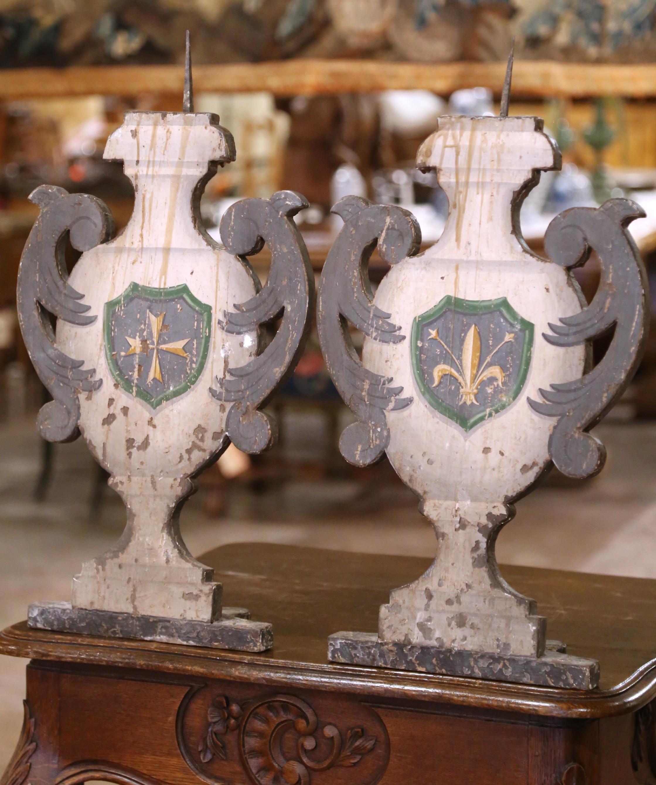 Neoclassico Coppia di grilli da altare in legno dipinto dell'Ottocento italiano con scudi araldici in vendita