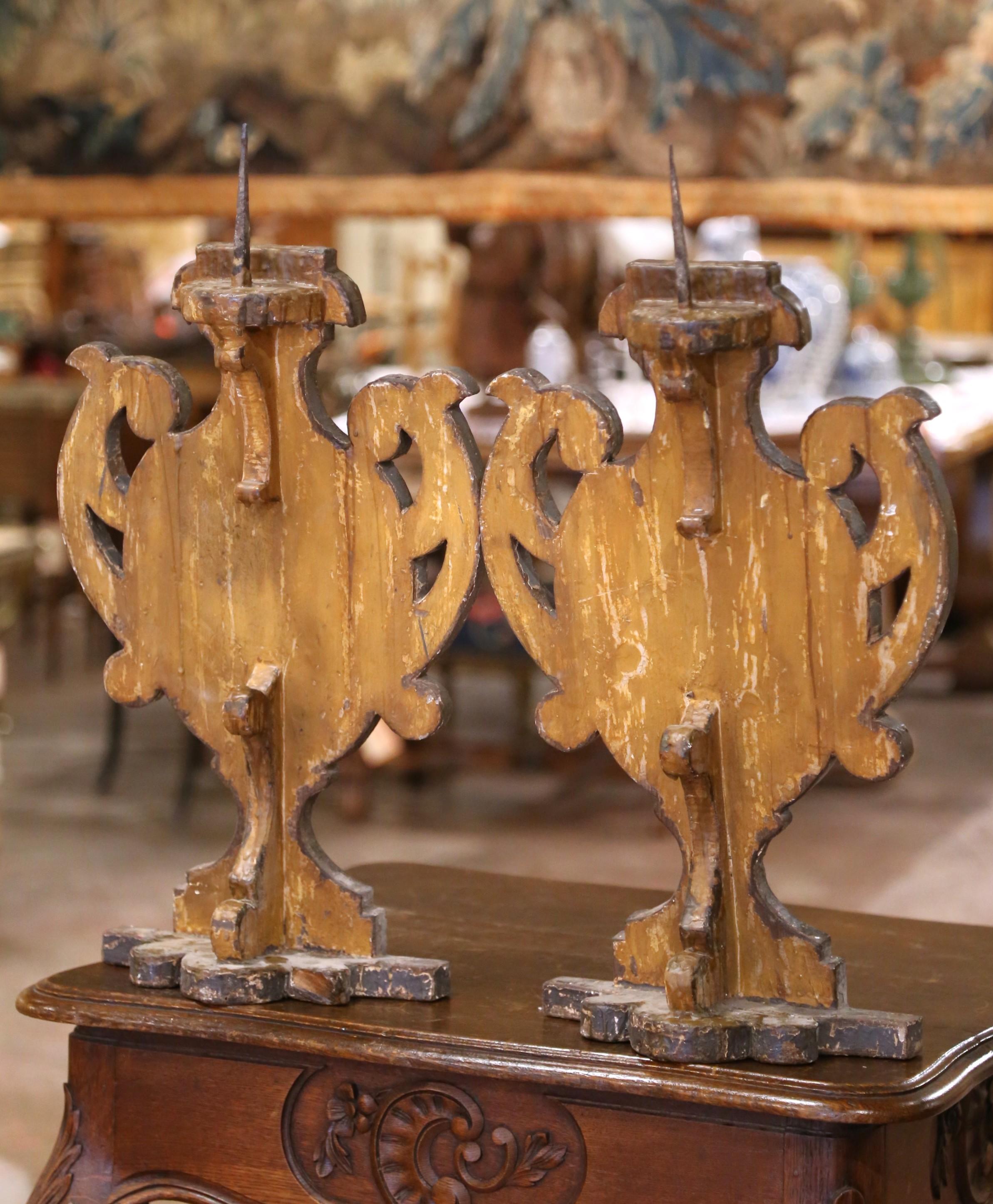 Coppia di grilli da altare in legno dipinto dell'Ottocento italiano con scudi araldici in vendita 2