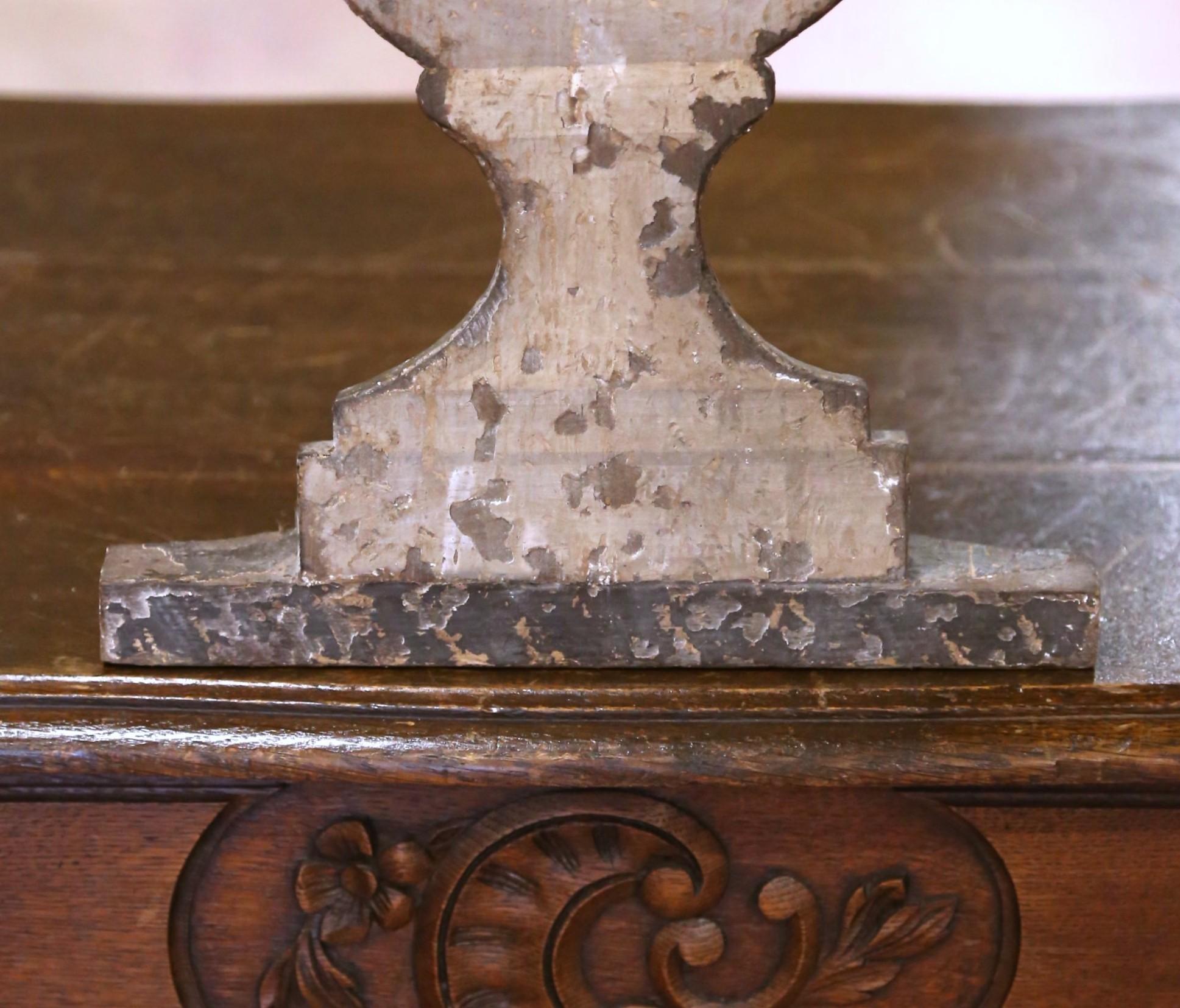 Coppia di grilli da altare in legno dipinto dell'Ottocento italiano con scudi araldici in vendita 1