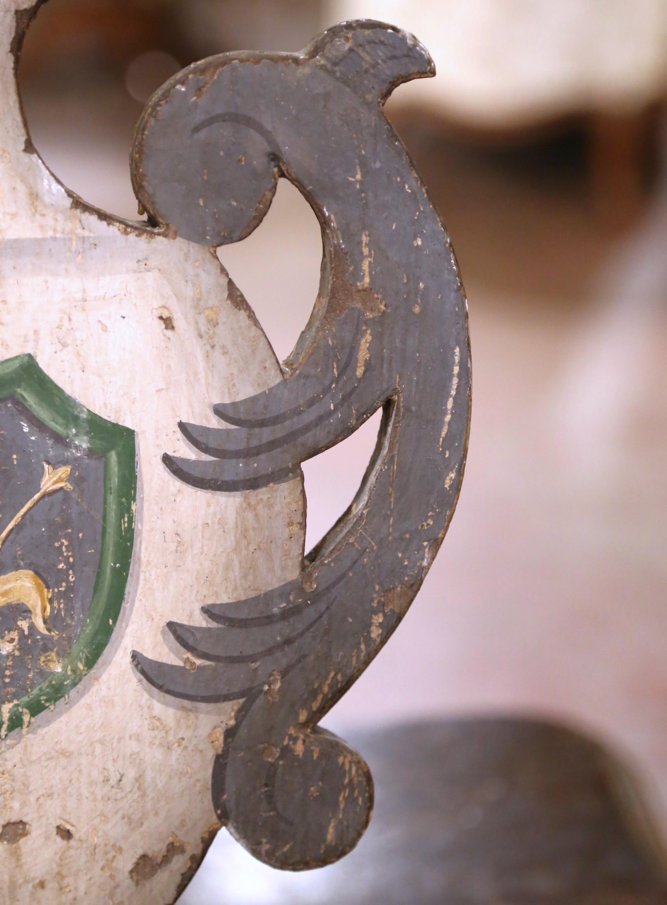 Legno Coppia di grilli da altare in legno dipinto dell'Ottocento italiano con scudi araldici in vendita