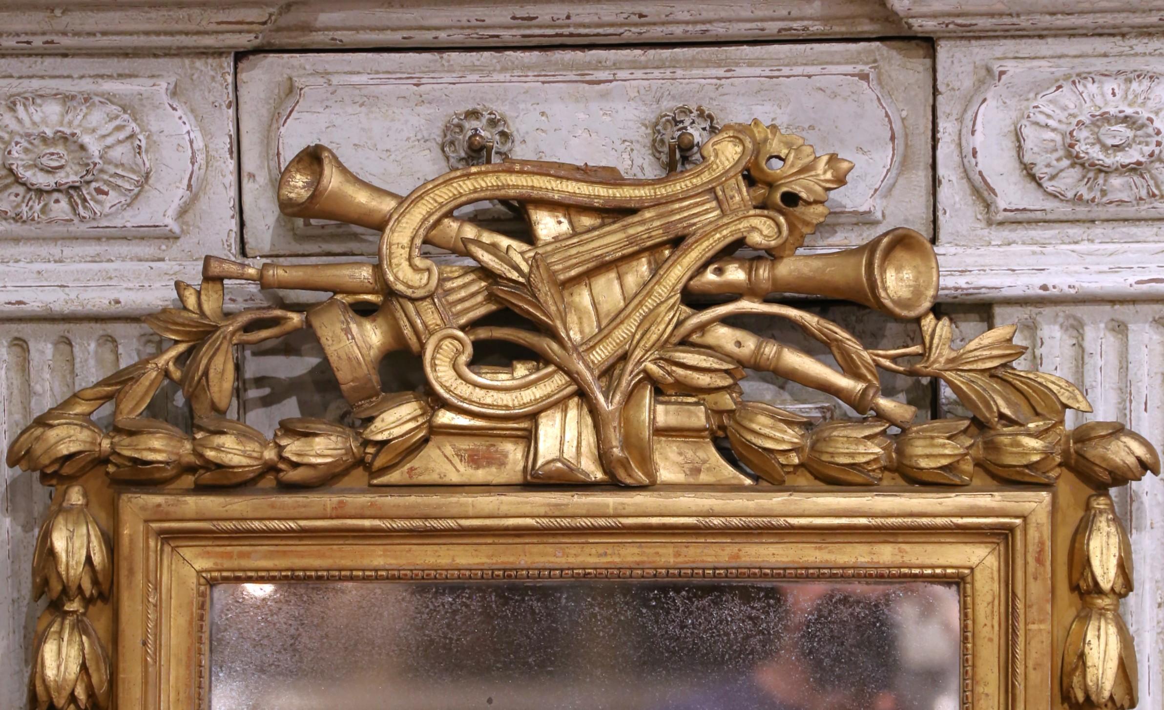 Français Miroir mural Louis XVI du 18ème siècle en bois doré sculpté de Provence en vente