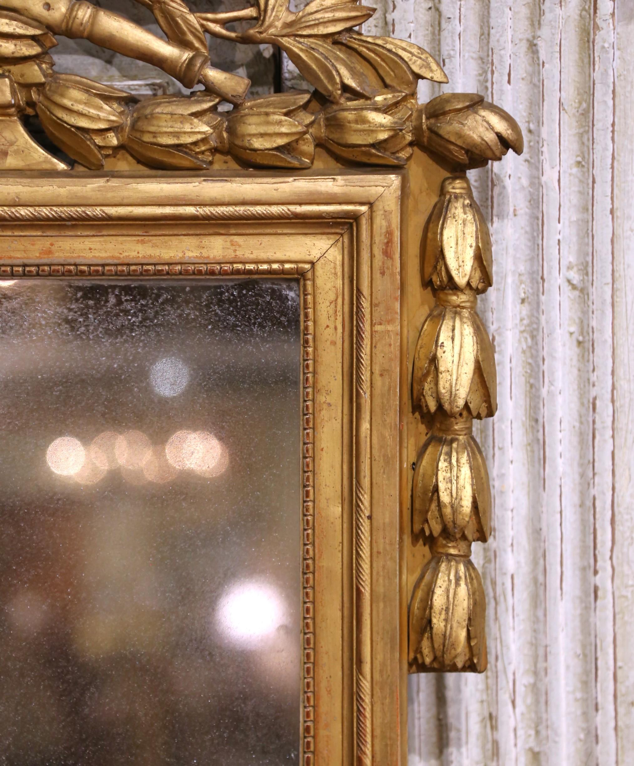 Sculpté à la main Miroir mural Louis XVI du 18ème siècle en bois doré sculpté de Provence en vente