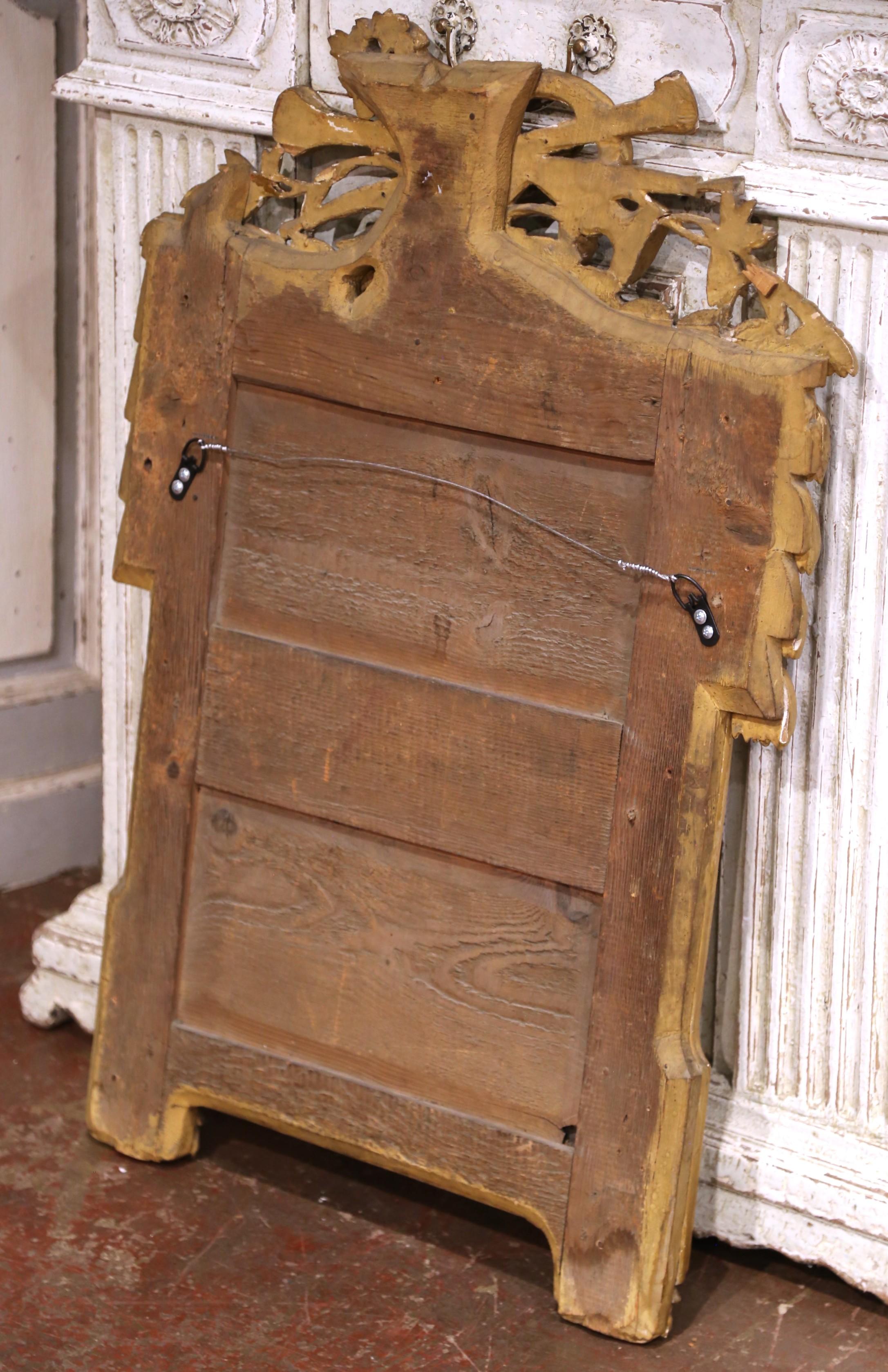 Bois doré Miroir mural Louis XVI du 18ème siècle en bois doré sculpté de Provence en vente