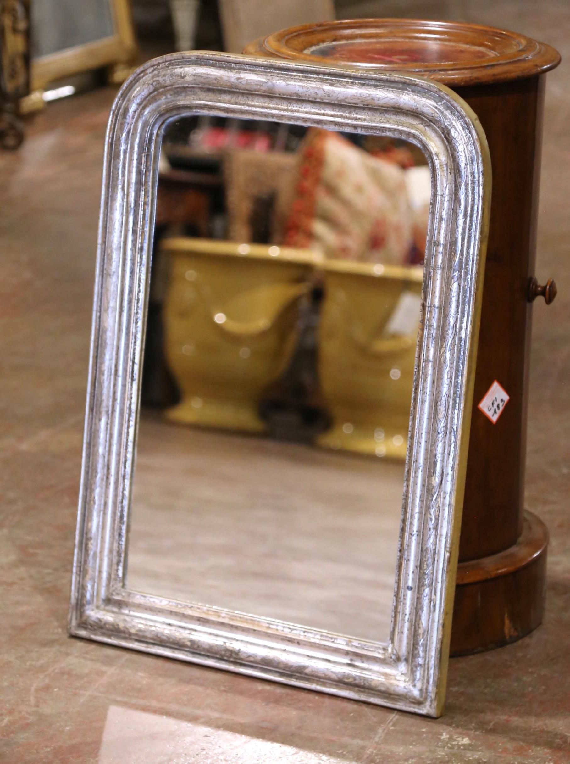 Mettez en valeur une salle d'eau ou un couloir avec ce charmant miroir argenté antique. Fabriqué en France vers 1870, ce petit miroir illustre le style Louis Philippe, avec ses angles supérieurs arrondis caractéristiques et ses lignes nettes et