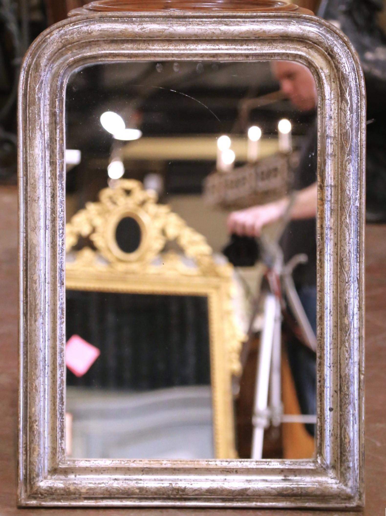 Sculpté à la main Petit miroir Louis Philippe argenté du 19ème siècle. en vente