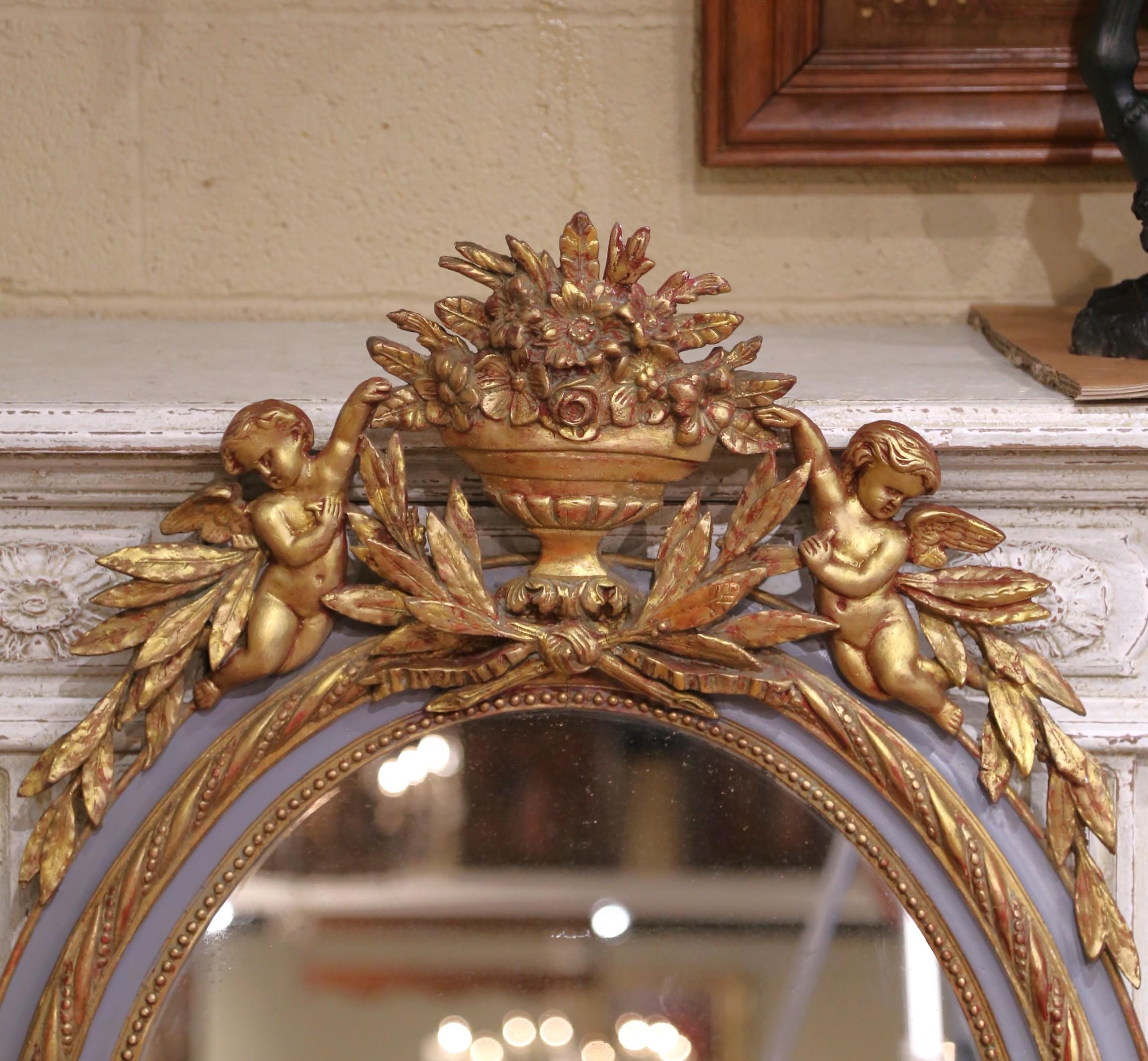 Louis-Philippe A.I.C.C. Miroir mural ovale à chérubins, peint et doré en deux tons, datant du 19e siècle. en vente