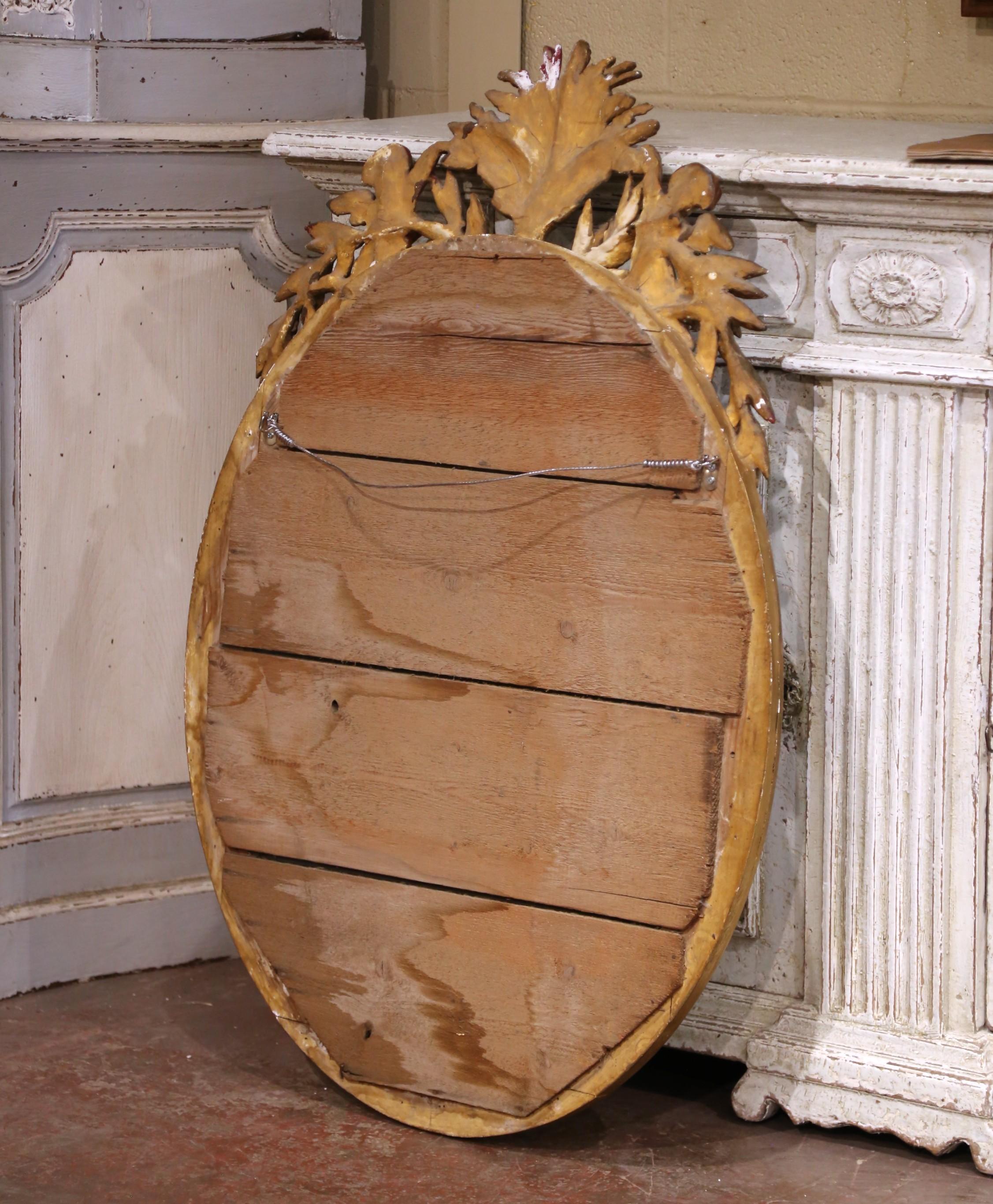 XIXe siècle A.I.C.C. Miroir mural ovale à chérubins, peint et doré en deux tons, datant du 19e siècle. en vente