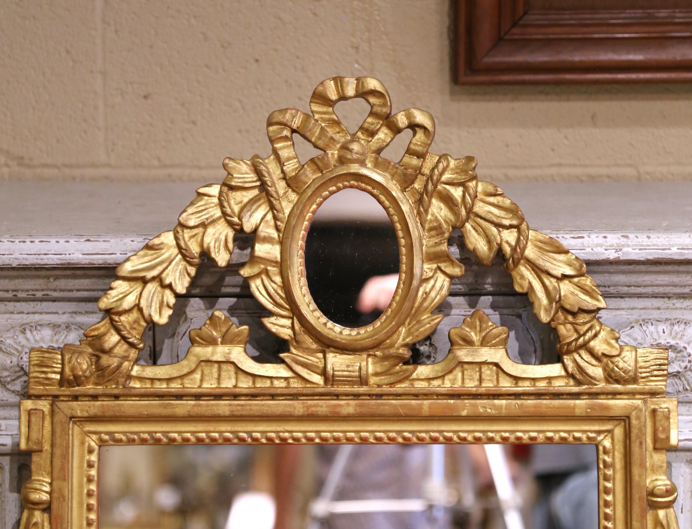 Francese Specchio francese Luigi XVI del 19° secolo in legno dorato con inserto ovale e stemma dell'alloro in vendita