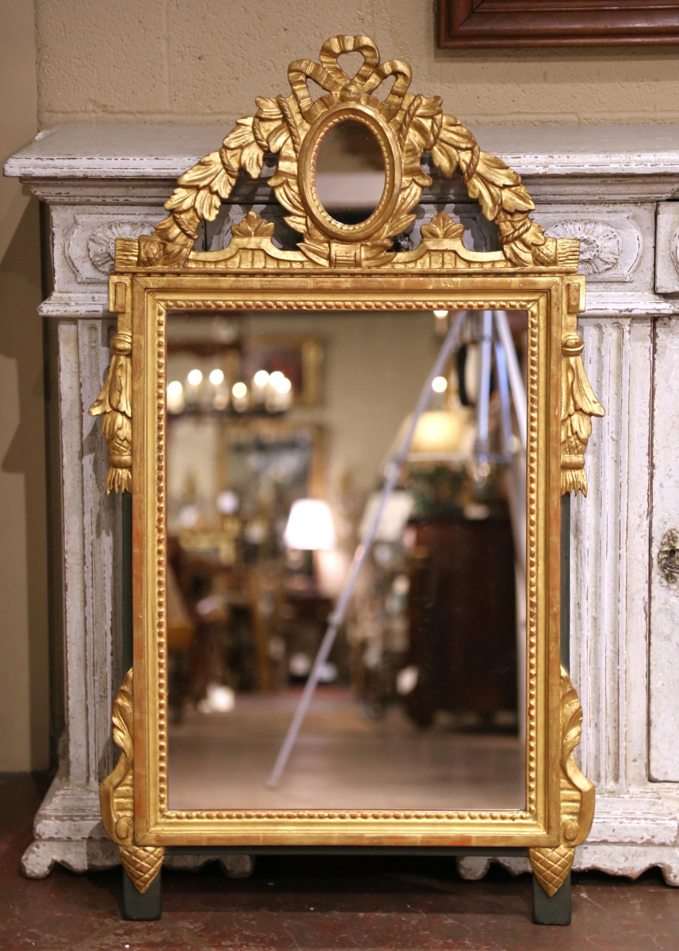 Specchio francese Luigi XVI del 19° secolo in legno dorato con inserto ovale e stemma dell'alloro In condizioni ottime in vendita a Dallas, TX