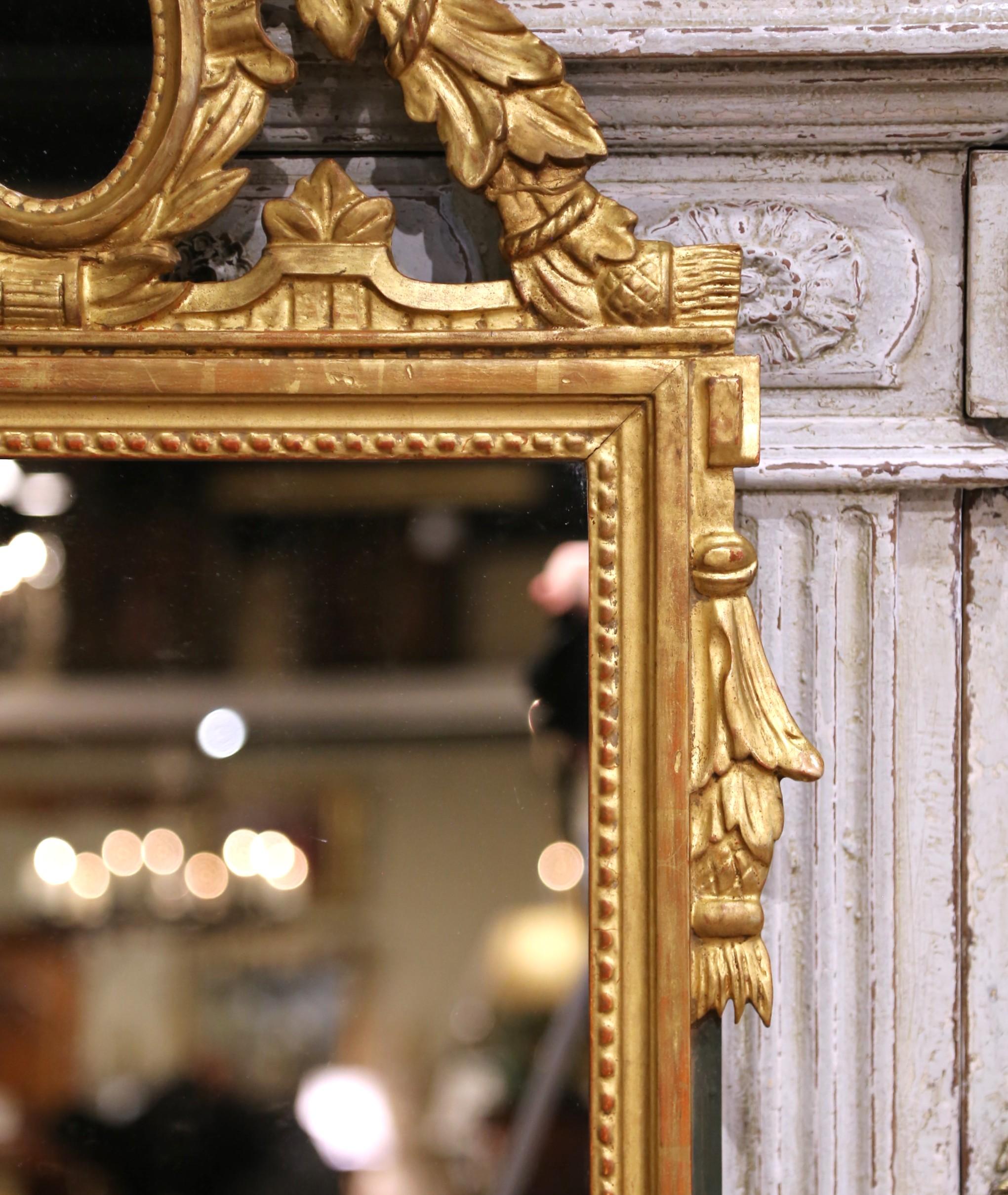 Intagliato a mano Specchio francese Luigi XVI del 19° secolo in legno dorato con inserto ovale e stemma dell'alloro in vendita