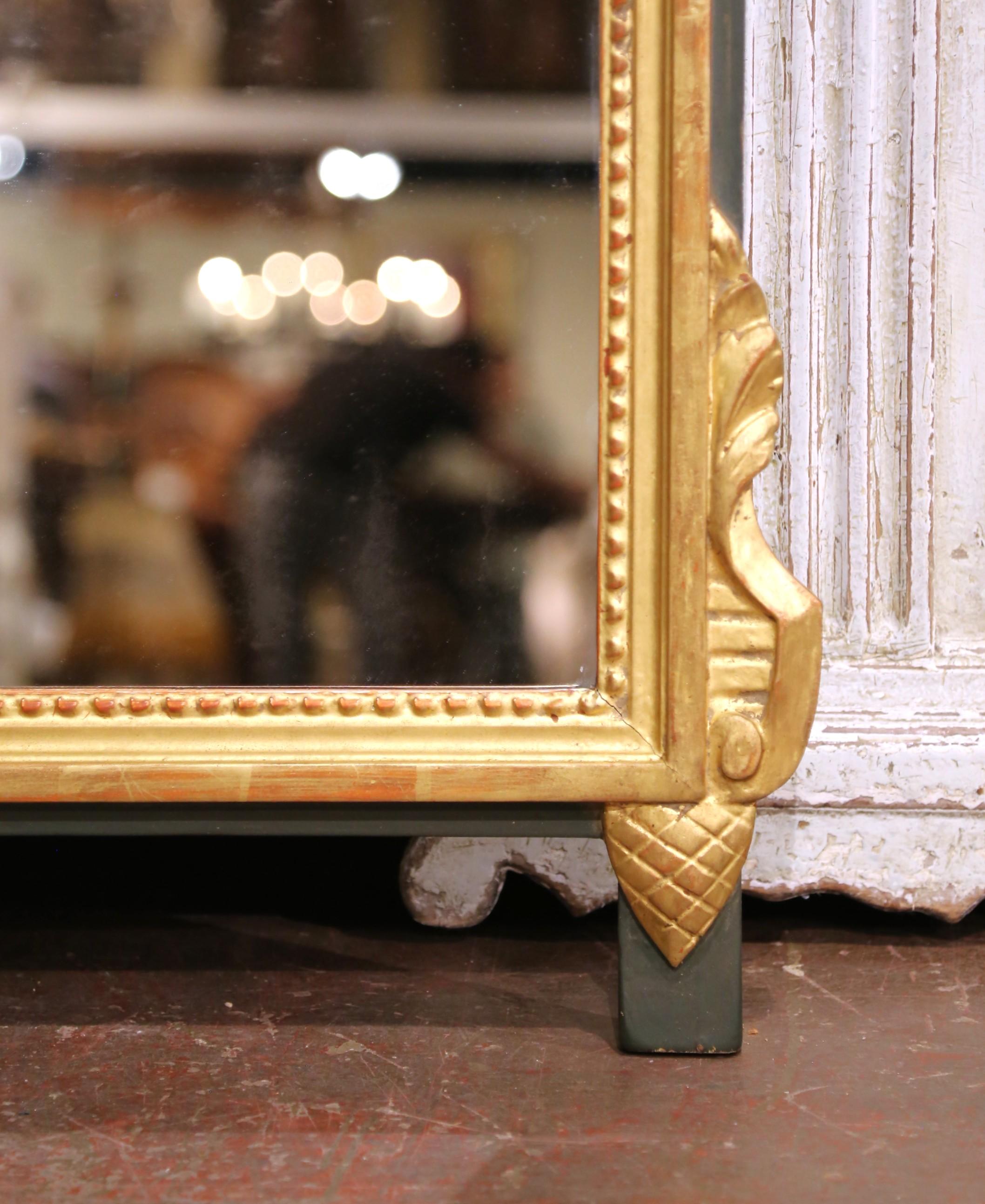 XIX secolo Specchio francese Luigi XVI del 19° secolo in legno dorato con inserto ovale e stemma dell'alloro in vendita