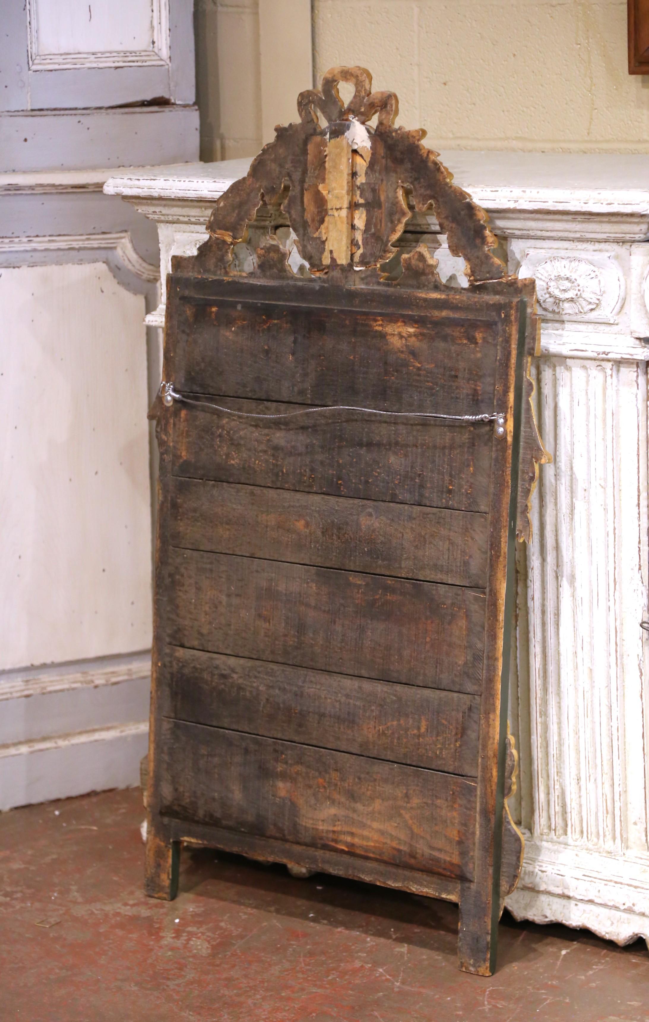 Vetro Specchio francese Luigi XVI del 19° secolo in legno dorato con inserto ovale e stemma dell'alloro in vendita