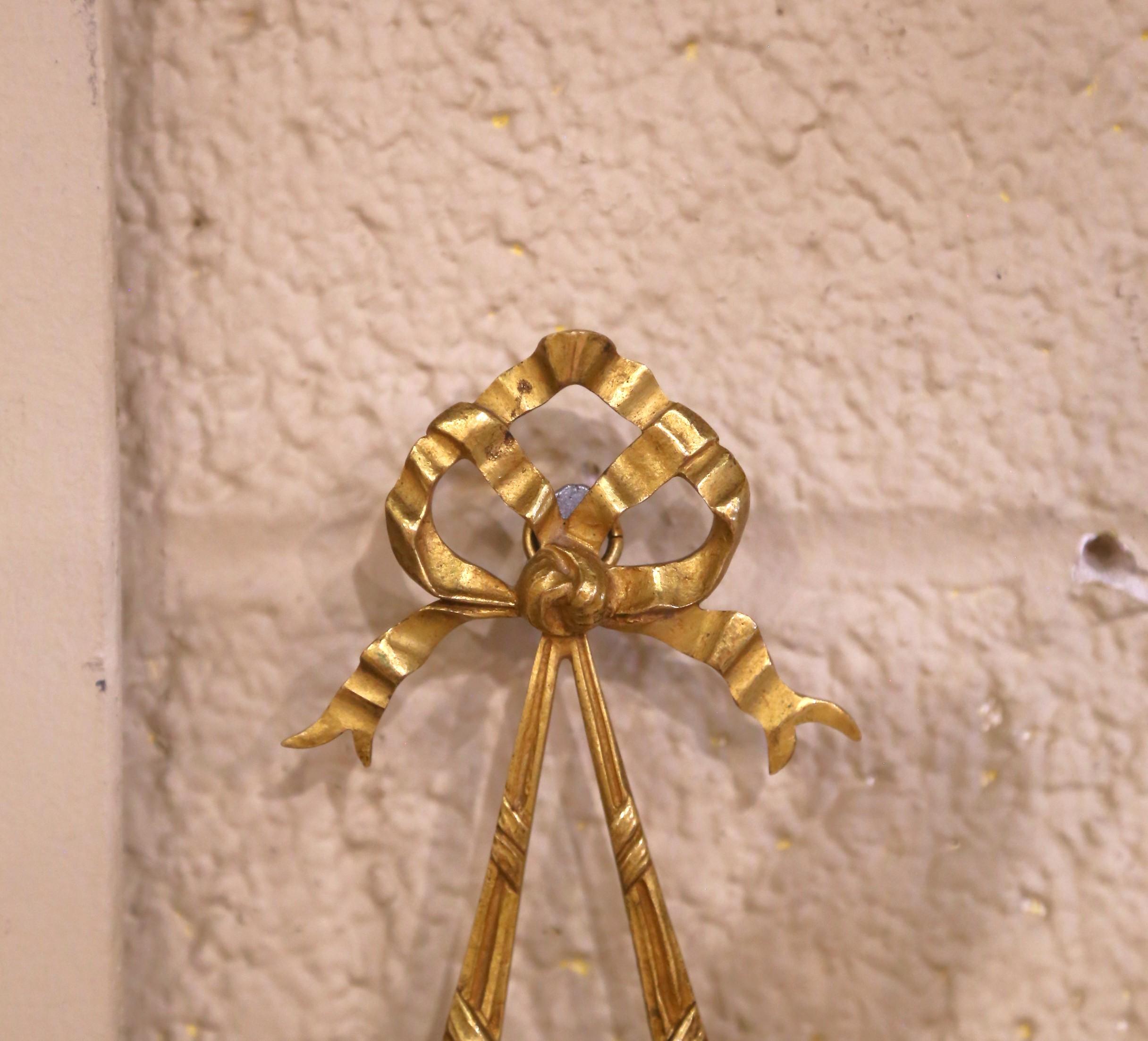 Américain A.I.C., médaillon mural en bronze bicolore de la Vierge Marie avec écusson en ruban doré en vente