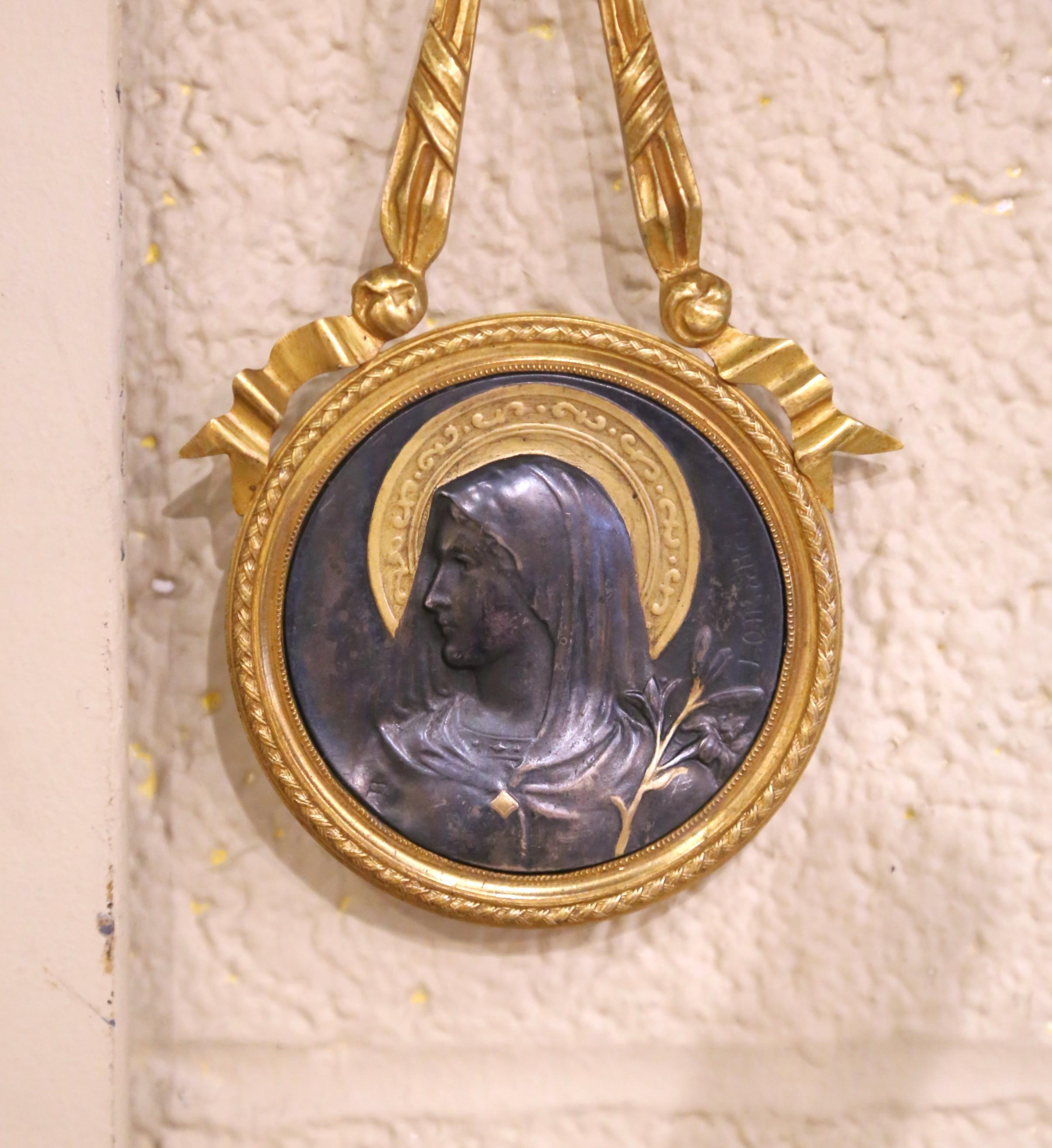 Fait main A.I.C., médaillon mural en bronze bicolore de la Vierge Marie avec écusson en ruban doré en vente