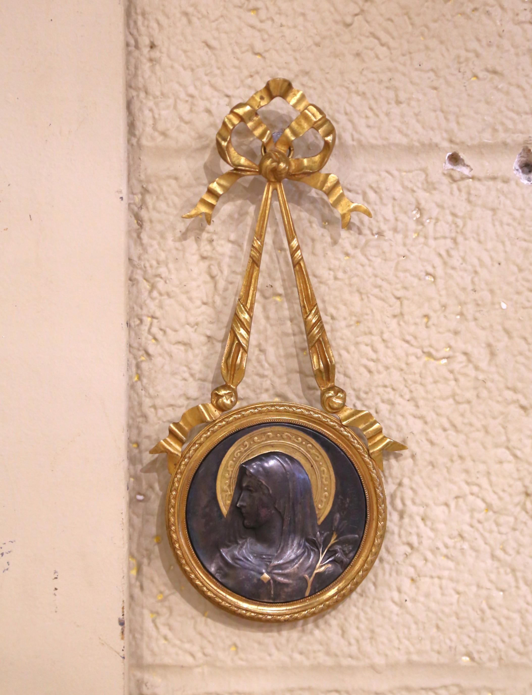 A.I.C., médaillon mural en bronze bicolore de la Vierge Marie avec écusson en ruban doré Excellent état - En vente à Dallas, TX