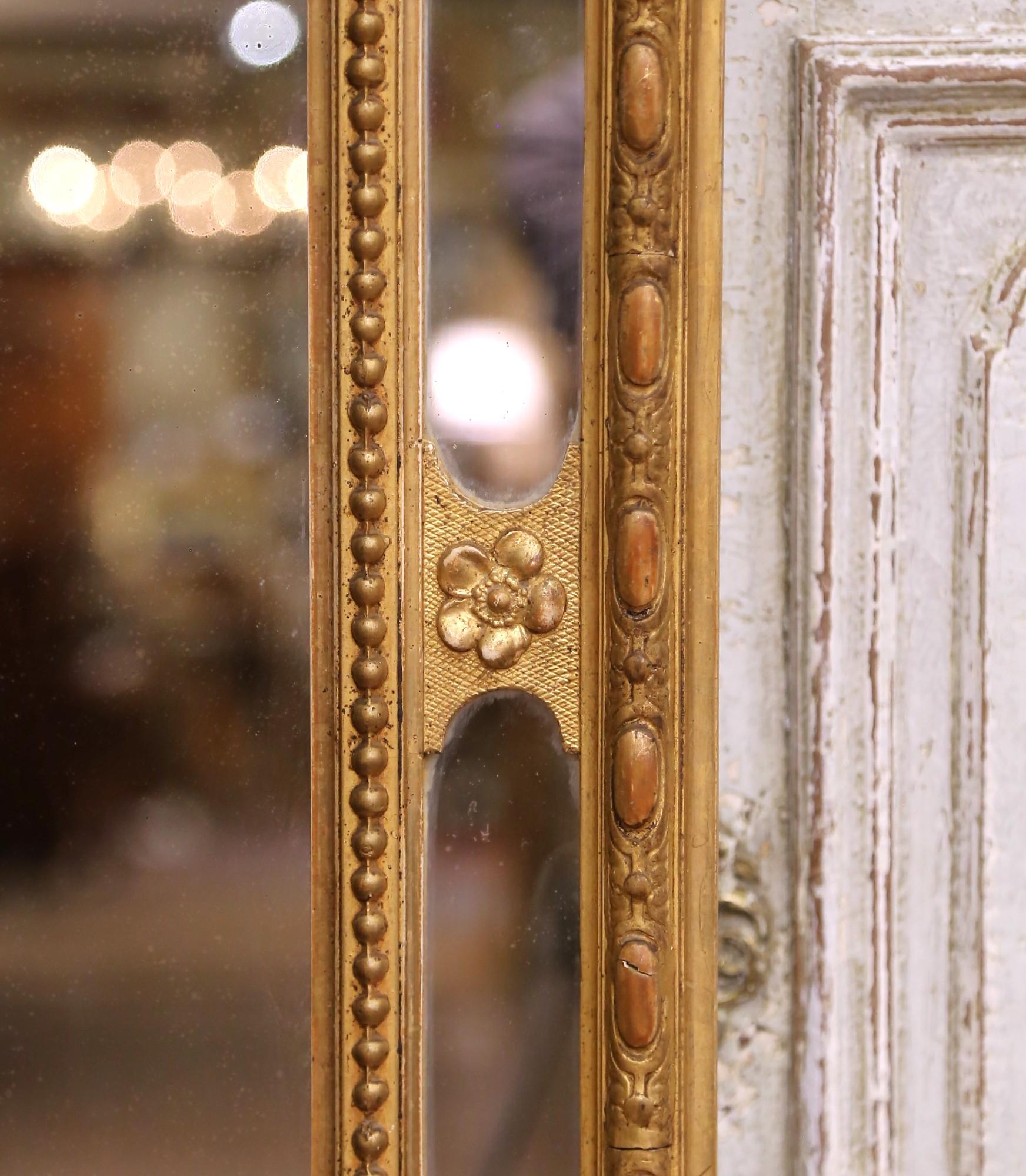 Espejo francés Luis XVI del siglo XIX tallado en madera dorada con cresta floral Vidrio de mercurio en venta