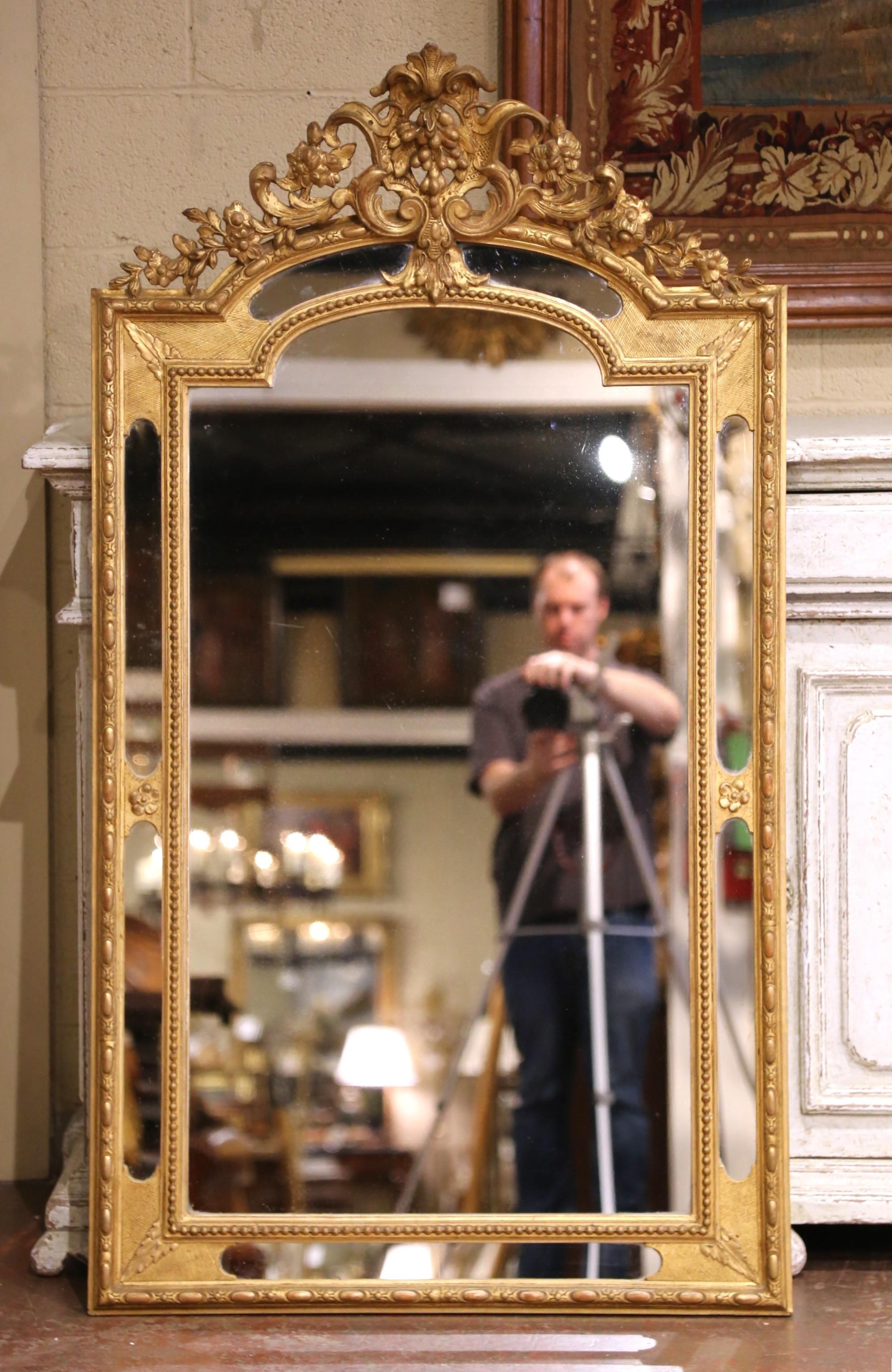 Espejo francés Luis XVI del siglo XIX tallado en madera dorada con cresta floral en Excelente estado para la venta en Dallas, TX