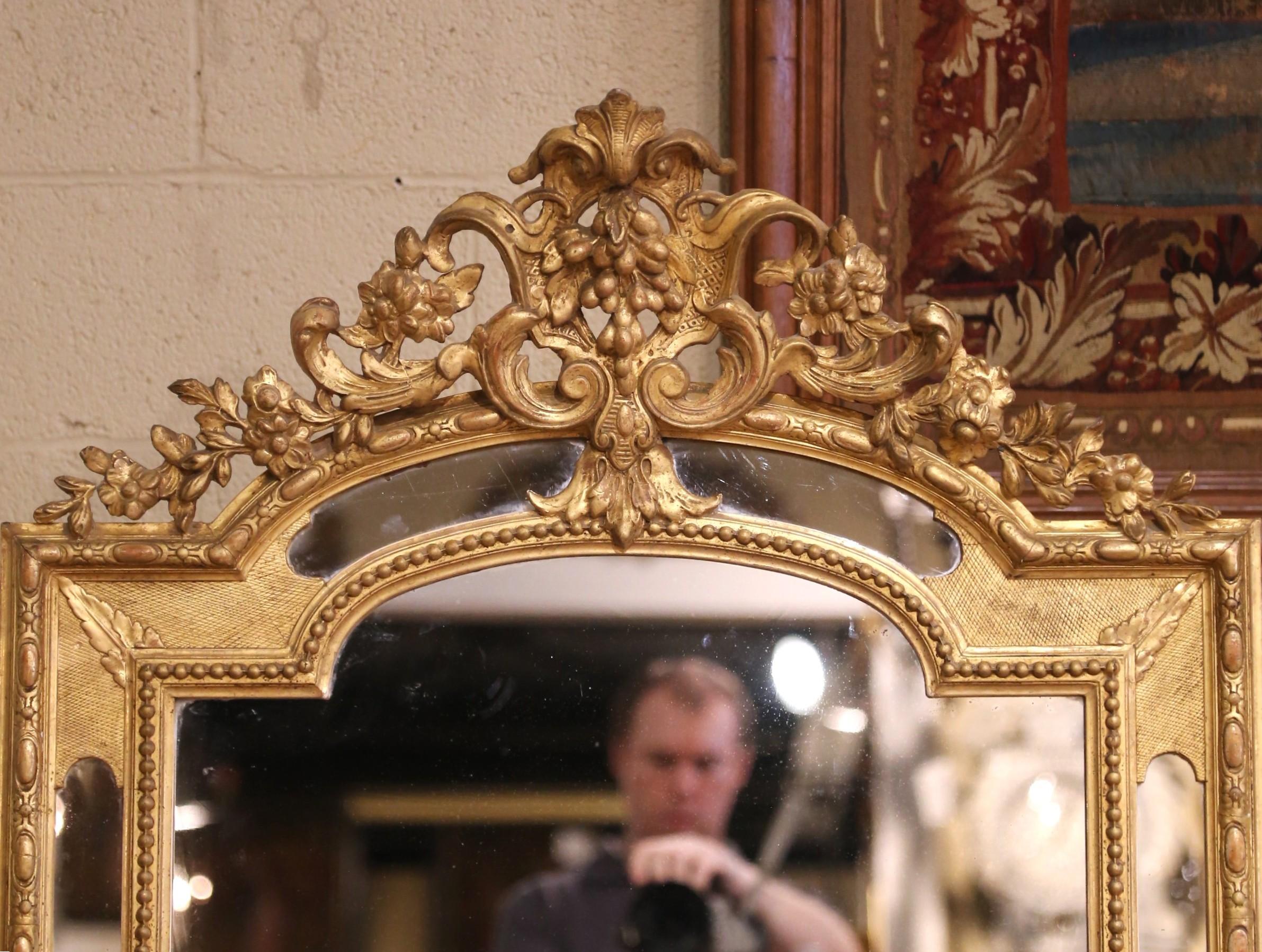 Espejo francés Luis XVI del siglo XIX tallado en madera dorada con cresta floral Francés en venta