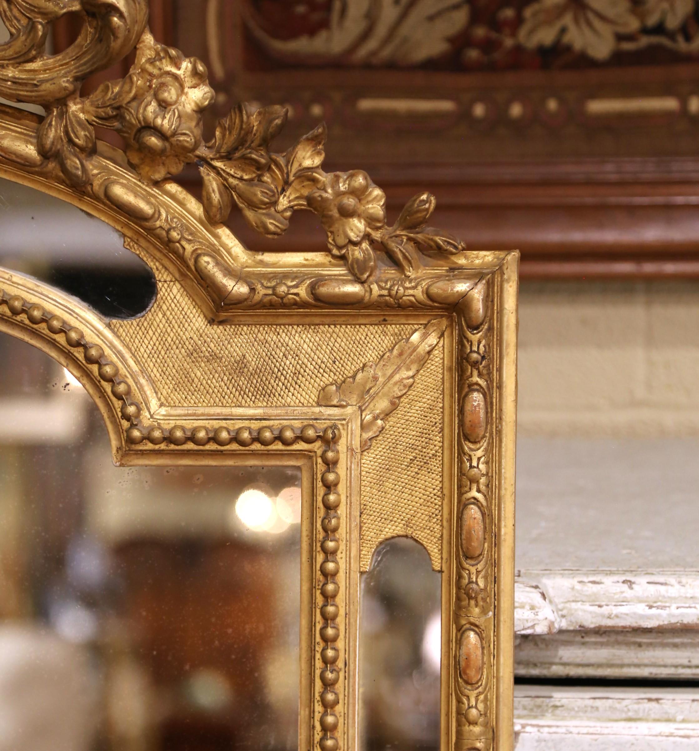 Espejo francés Luis XVI del siglo XIX tallado en madera dorada con cresta floral Tallado a mano en venta