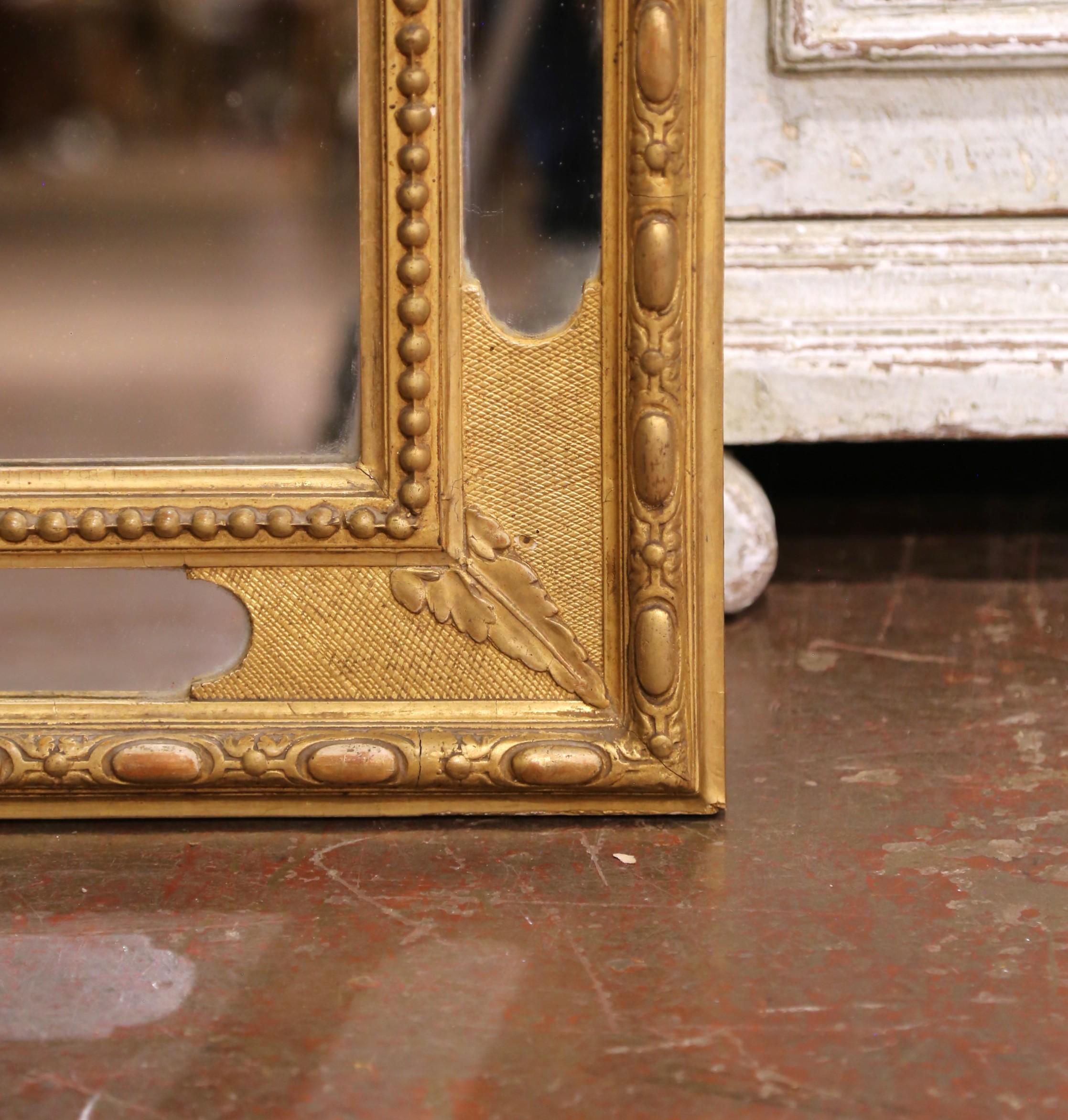 Espejo francés Luis XVI del siglo XIX tallado en madera dorada con cresta floral en venta 1
