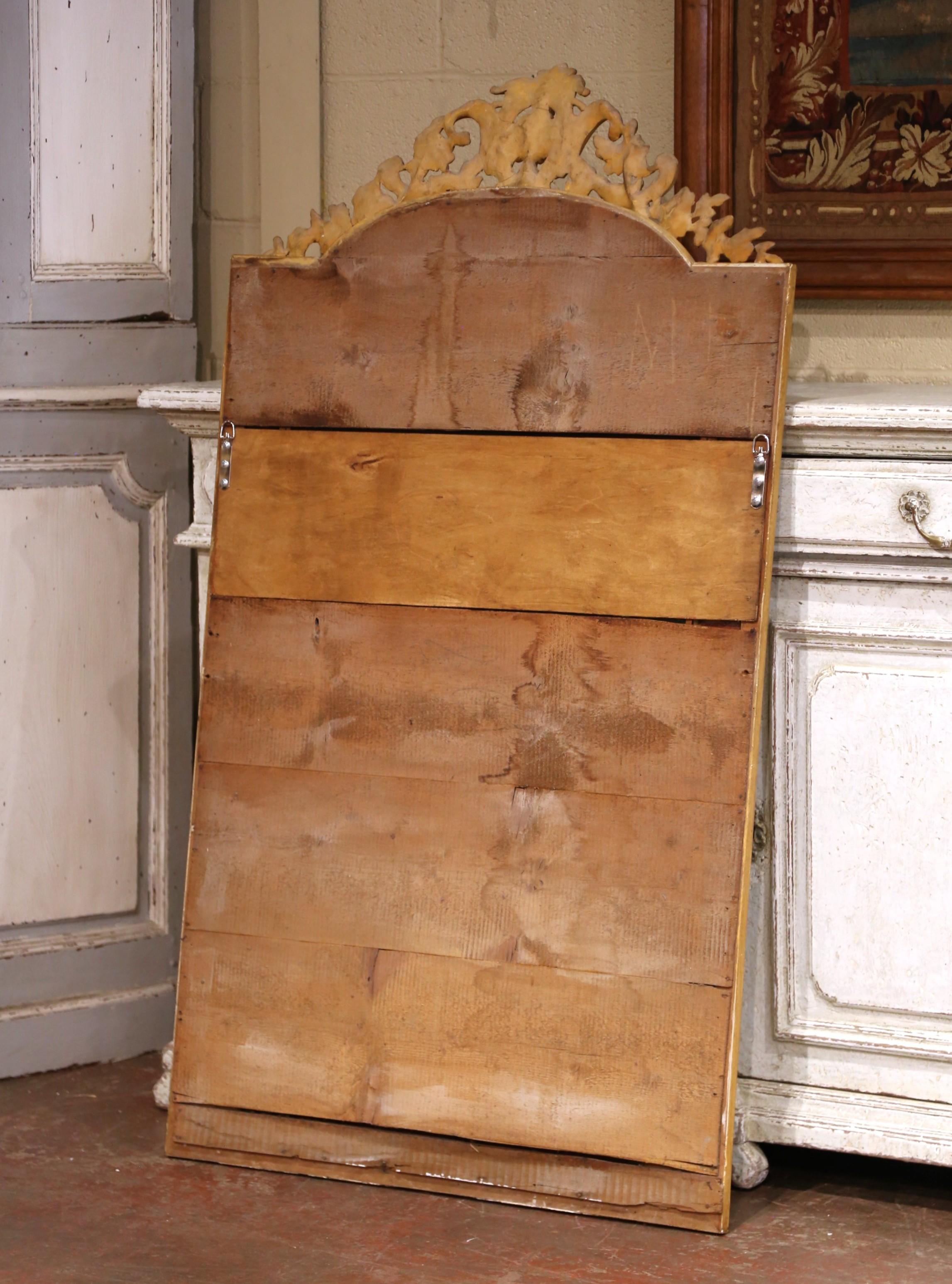 Espejo francés Luis XVI del siglo XIX tallado en madera dorada con cresta floral en venta 2