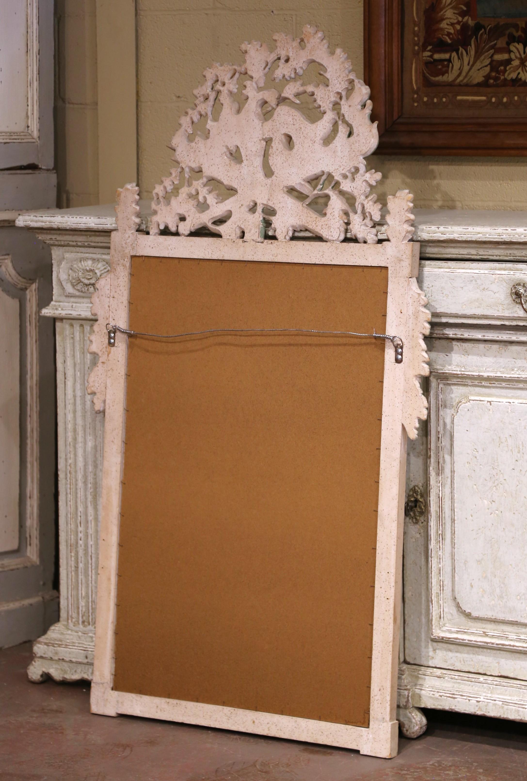 Espejo pintado a la francesa estilo Luis XVI de mediados de siglo con cresta de tortolitos tallada siglo XX en venta