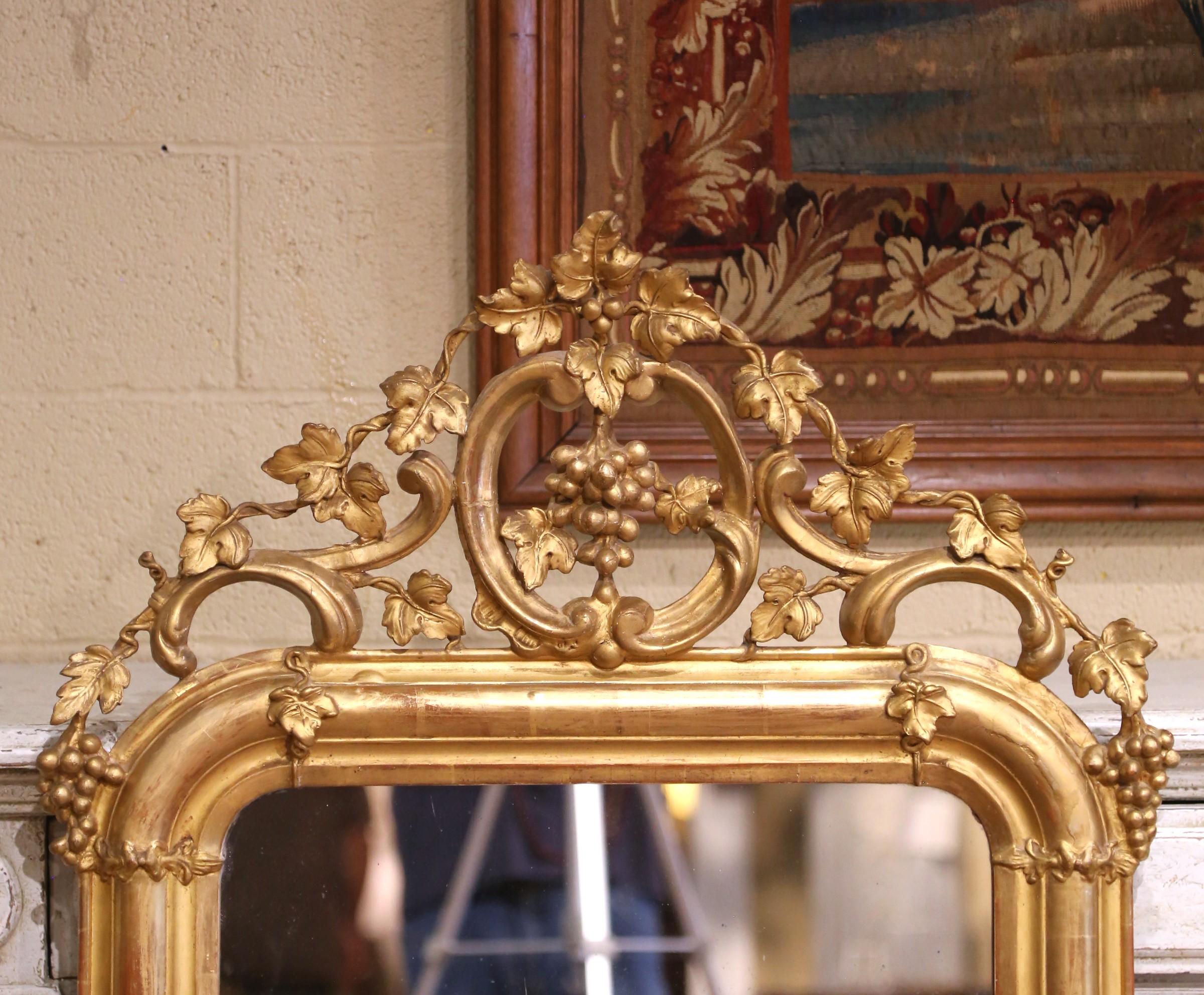 Espejo francés Luis XV del siglo XIX tallado en madera dorada con motivos de uvas y vides Francés en venta