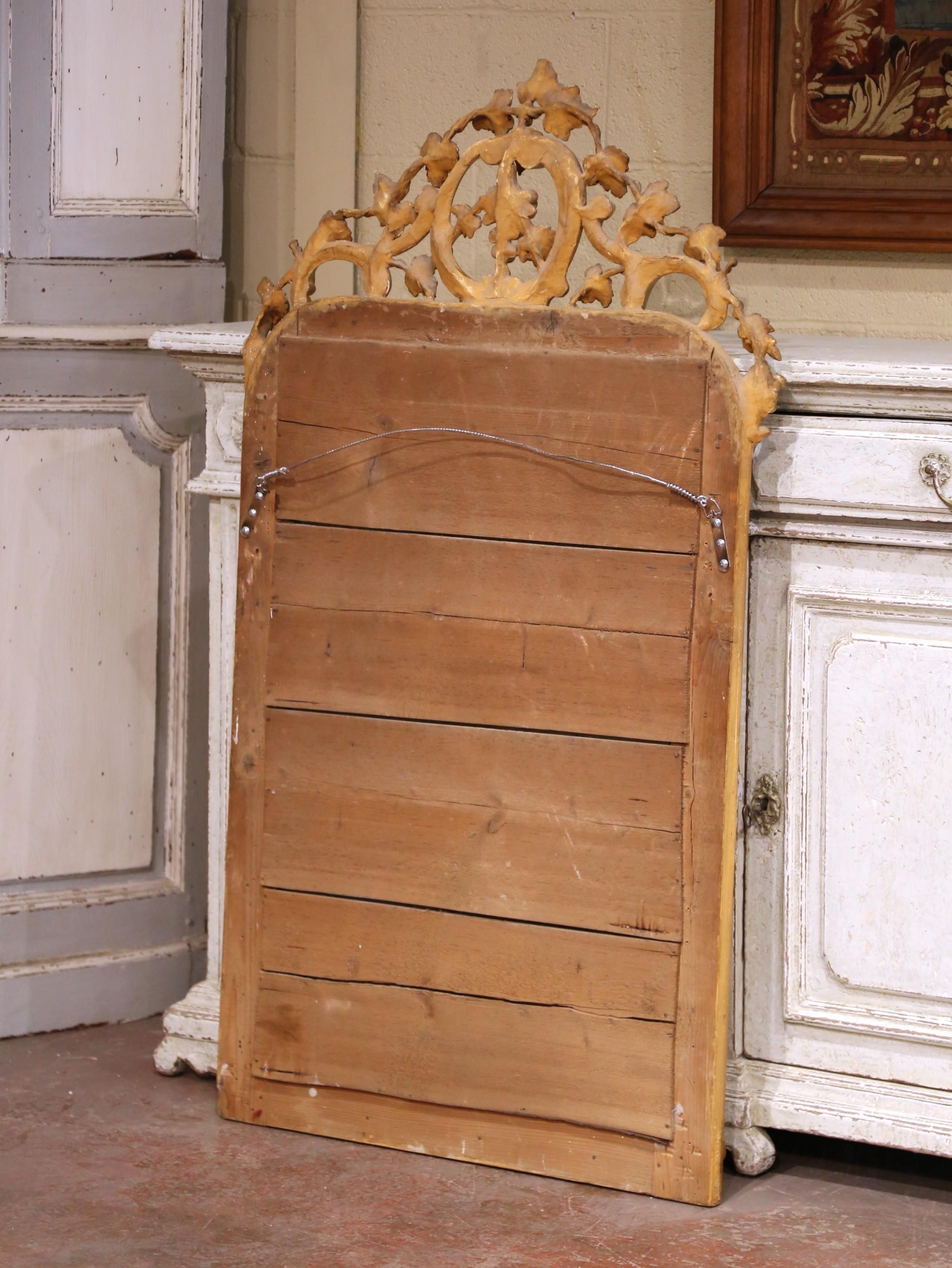 Espejo francés Luis XV del siglo XIX tallado en madera dorada con motivos de uvas y vides en venta 1
