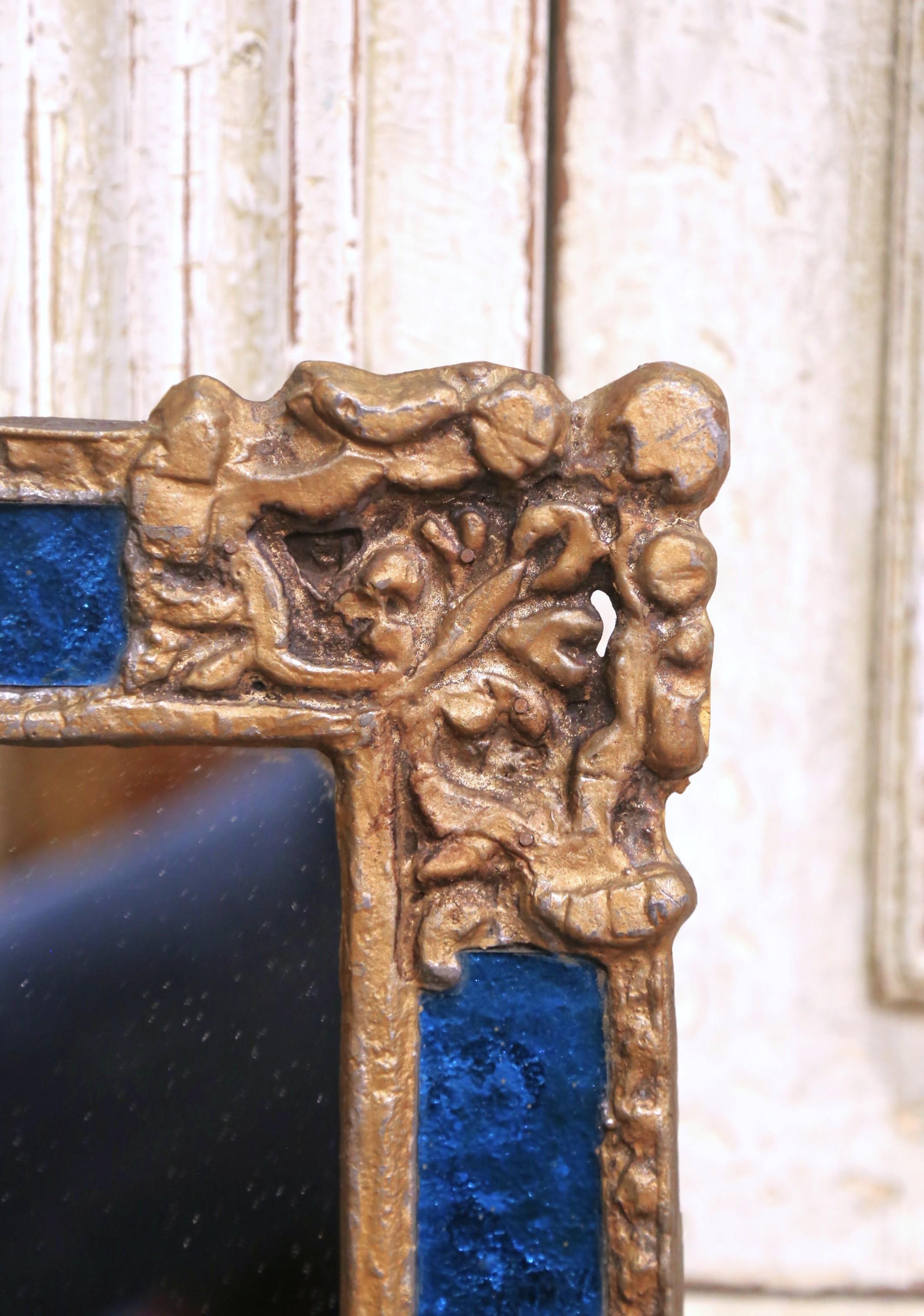Intagliato a mano Piccolo specchio a raggiera in ferro dorato dell'inizio del XX secolo con intarsio in vetro blu in vendita