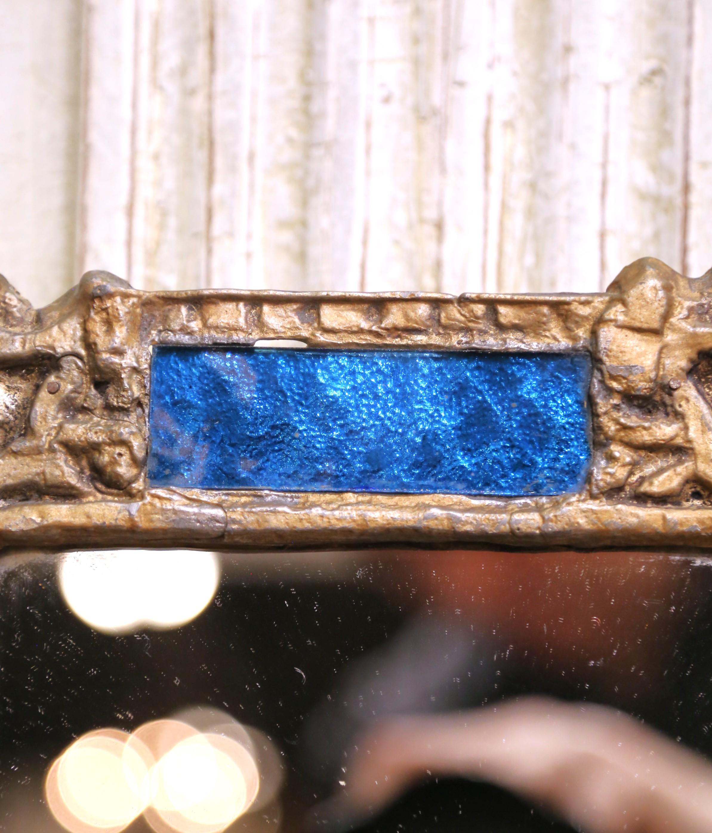 Francese Piccolo specchio a raggiera in ferro dorato dell'inizio del XX secolo con intarsio in vetro blu in vendita