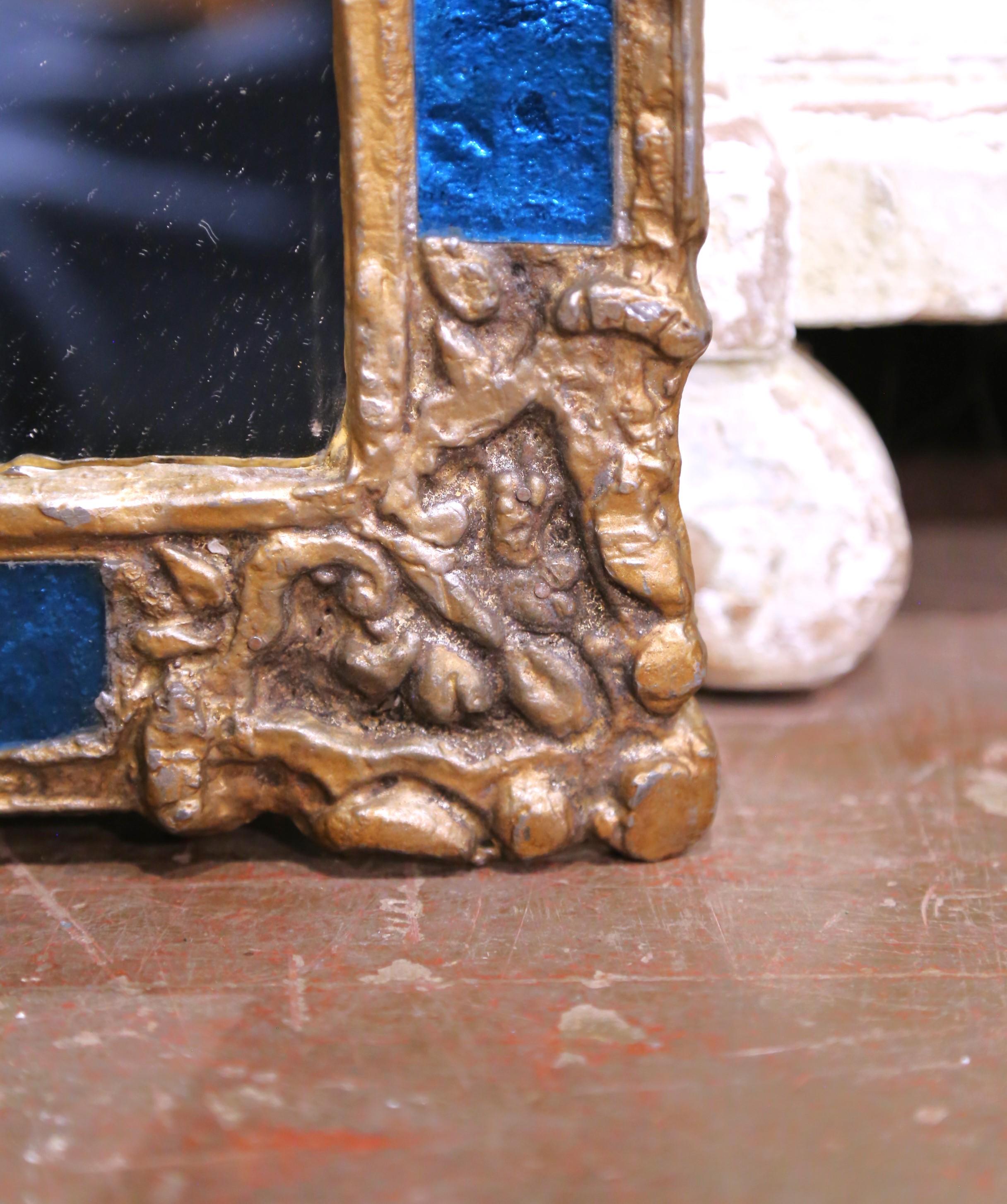 Piccolo specchio a raggiera in ferro dorato dell'inizio del XX secolo con intarsio in vetro blu in vendita 1