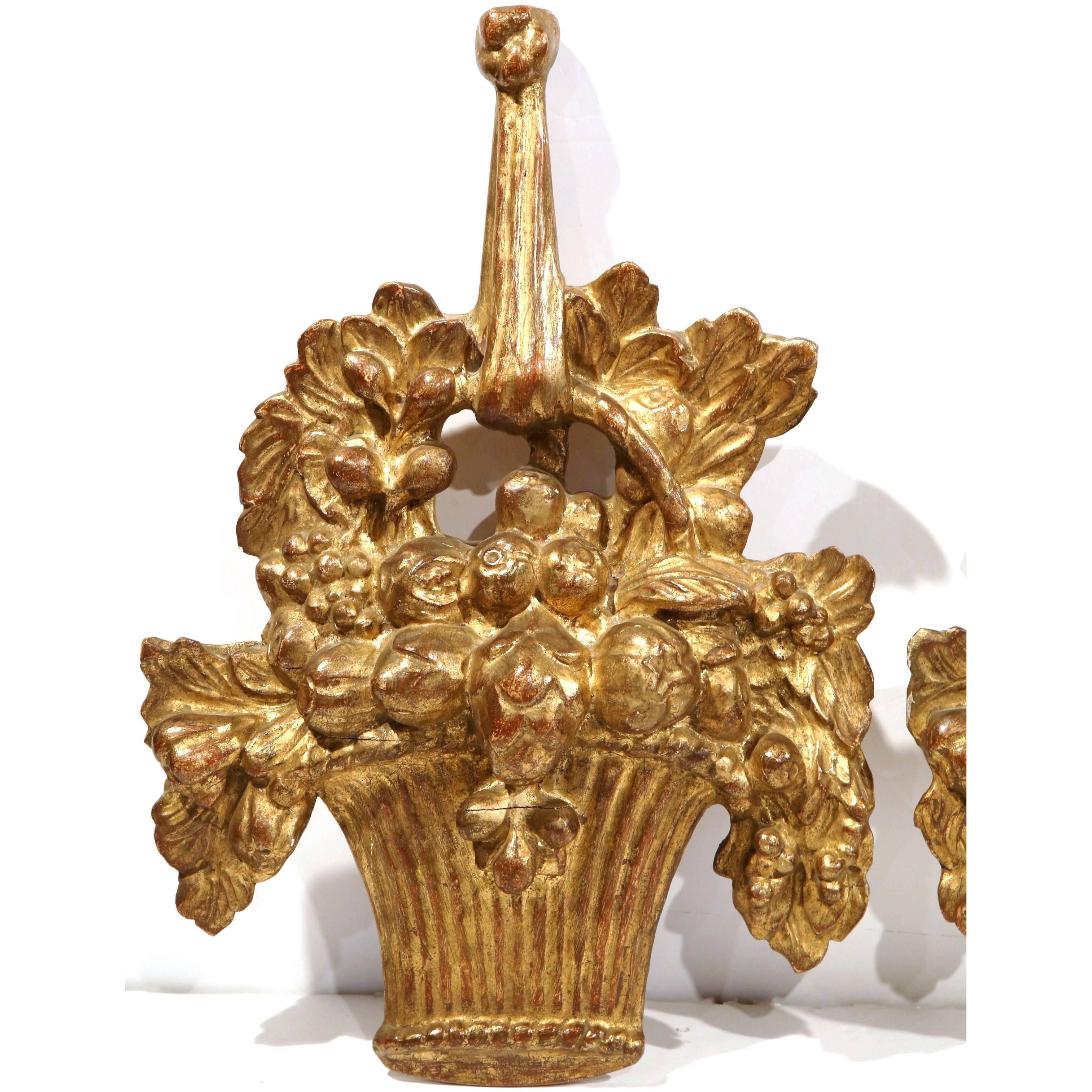 Hand-Carved Pair of Mid-20th Century Italian Decorative Carved Giltwood Wall Fruit Baskets