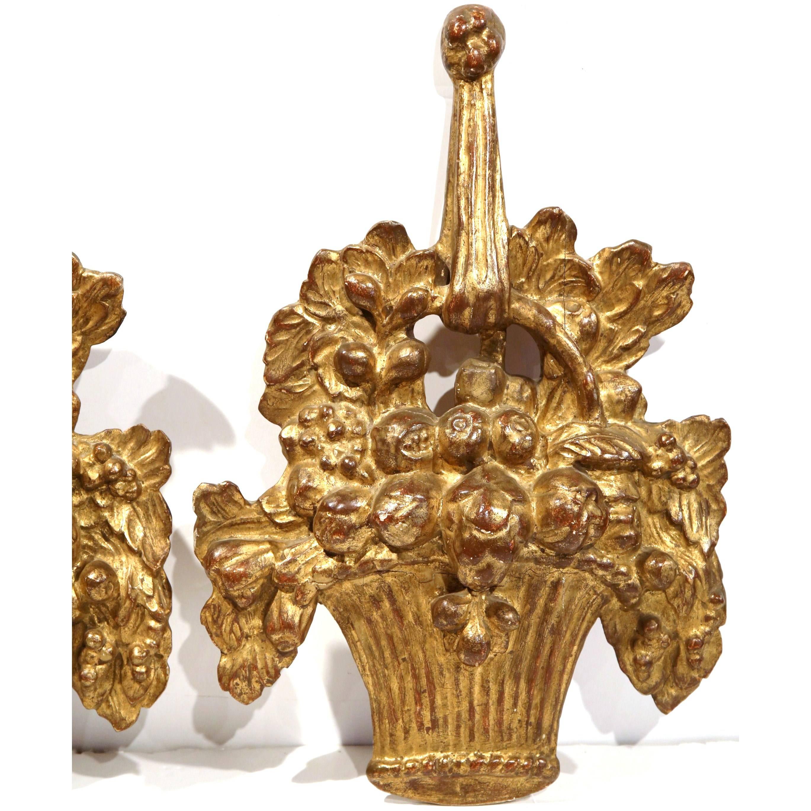 Pair of Mid-20th Century Italian Decorative Carved Giltwood Wall Fruit Baskets In Excellent Condition In Dallas, TX