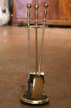 Ensemble de quatre accessoires de cheminée en laiton et fer forgé, style milieu du siècle, sur socle