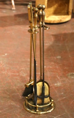 Ensemble de cinq accessoires de cheminée en laiton et fer forgé, style français du milieu du siècle