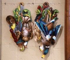 Paire de pochettes murales françaises en majolique à la barbotine représentant des gibiers à plumes, datant du début du XXe siècle