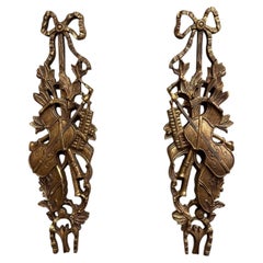 Paire de trophées muraux musicaux italiens de style Louis XVI en bois doré, datant du milieu du siècle dernier