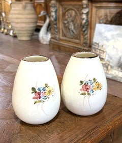 Coppia di vasi da fiori francesi in ceramica dipinti a mano, risalenti alla metà del secolo scorso