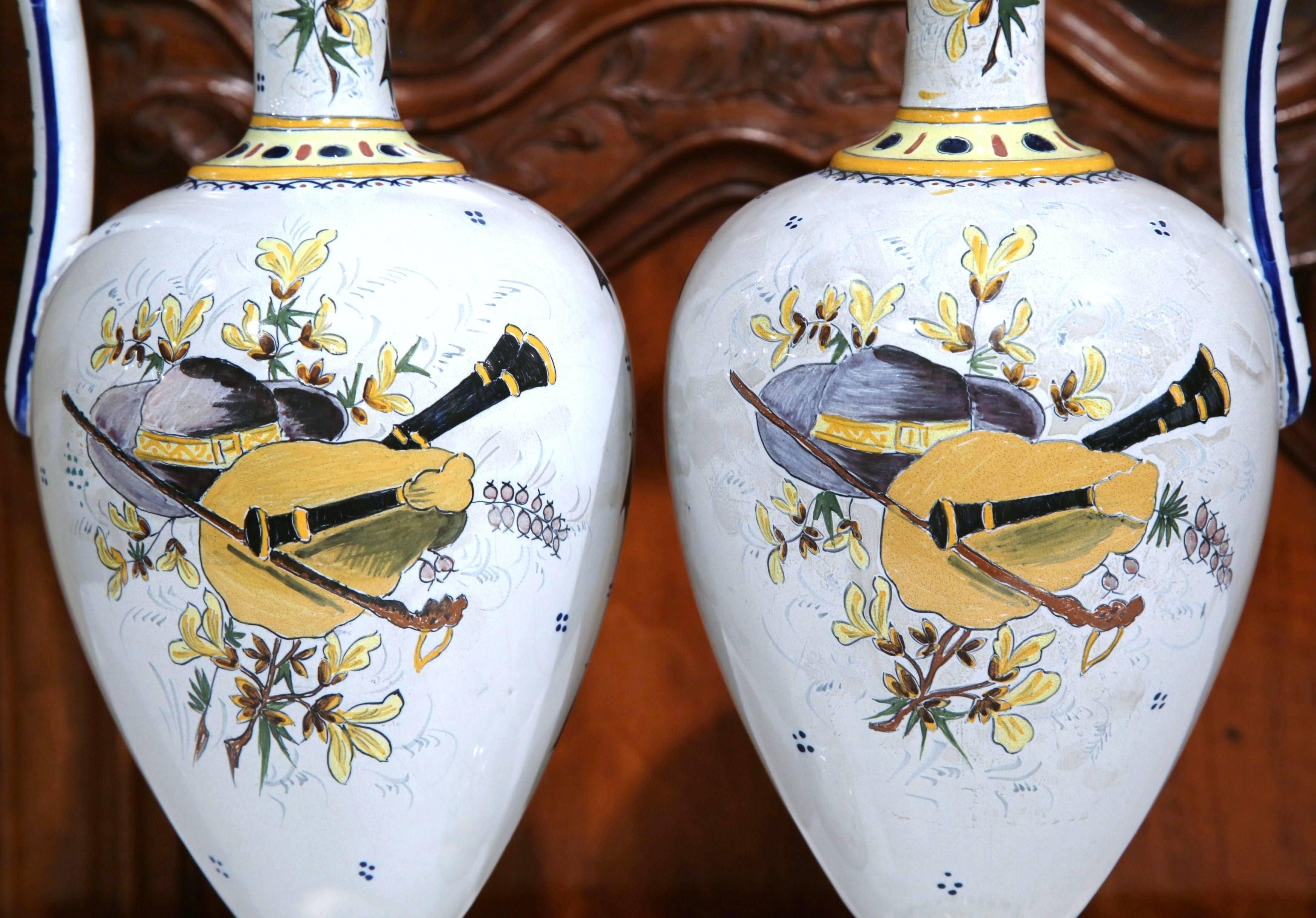 Pair of Early 20th Century French Hand-Painted Water Pitchers from Quimper In Excellent Condition In Dallas, TX