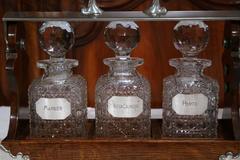 Englische Tantalus aus Eiche und versilbert mit Kristallkaraffen aus dem 19. Jahrhundert