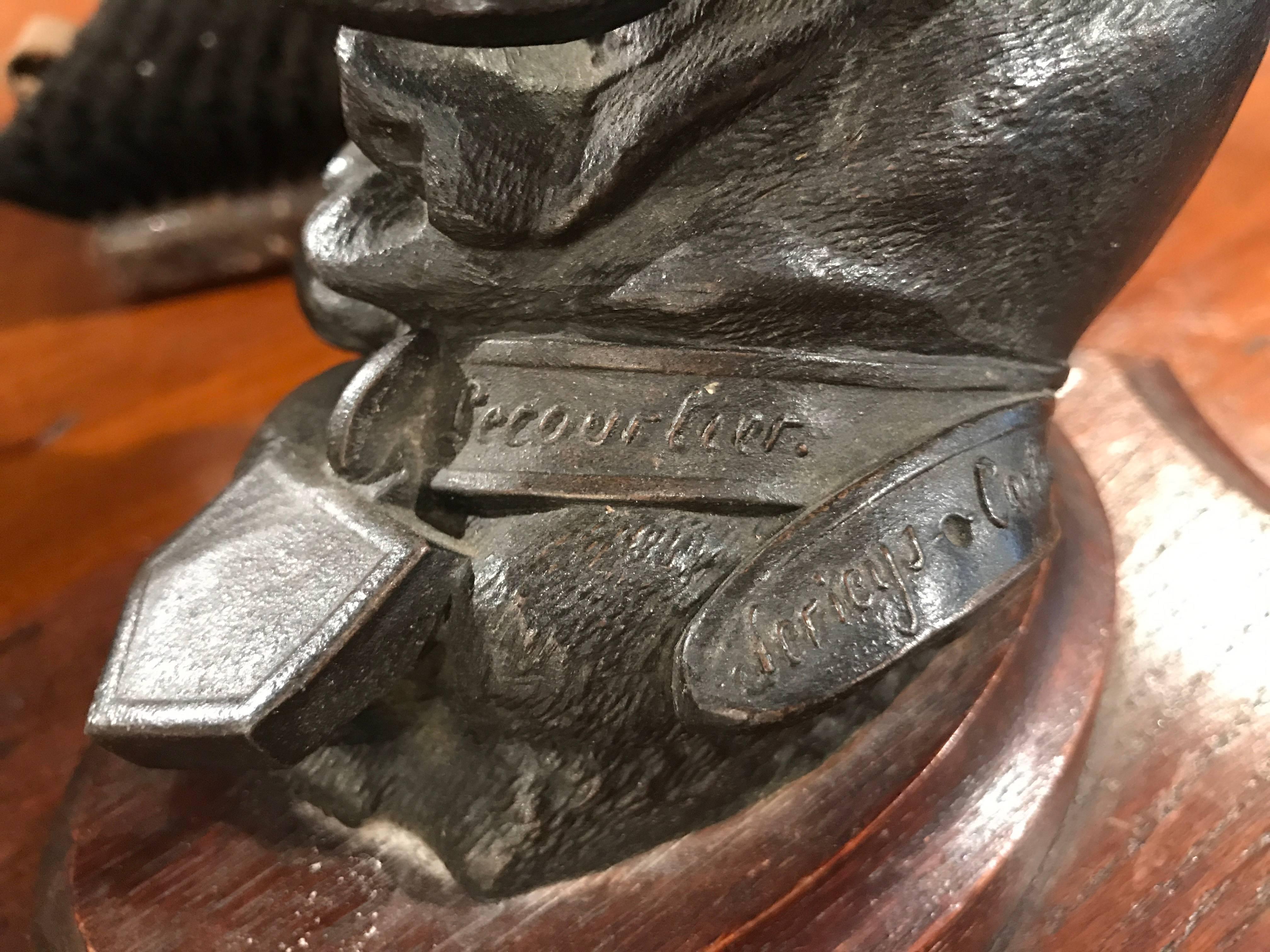 Sculpté à la main Sculpture française du 19ème siècle de chien en bronze sur plaque de bois signée Lecourtier