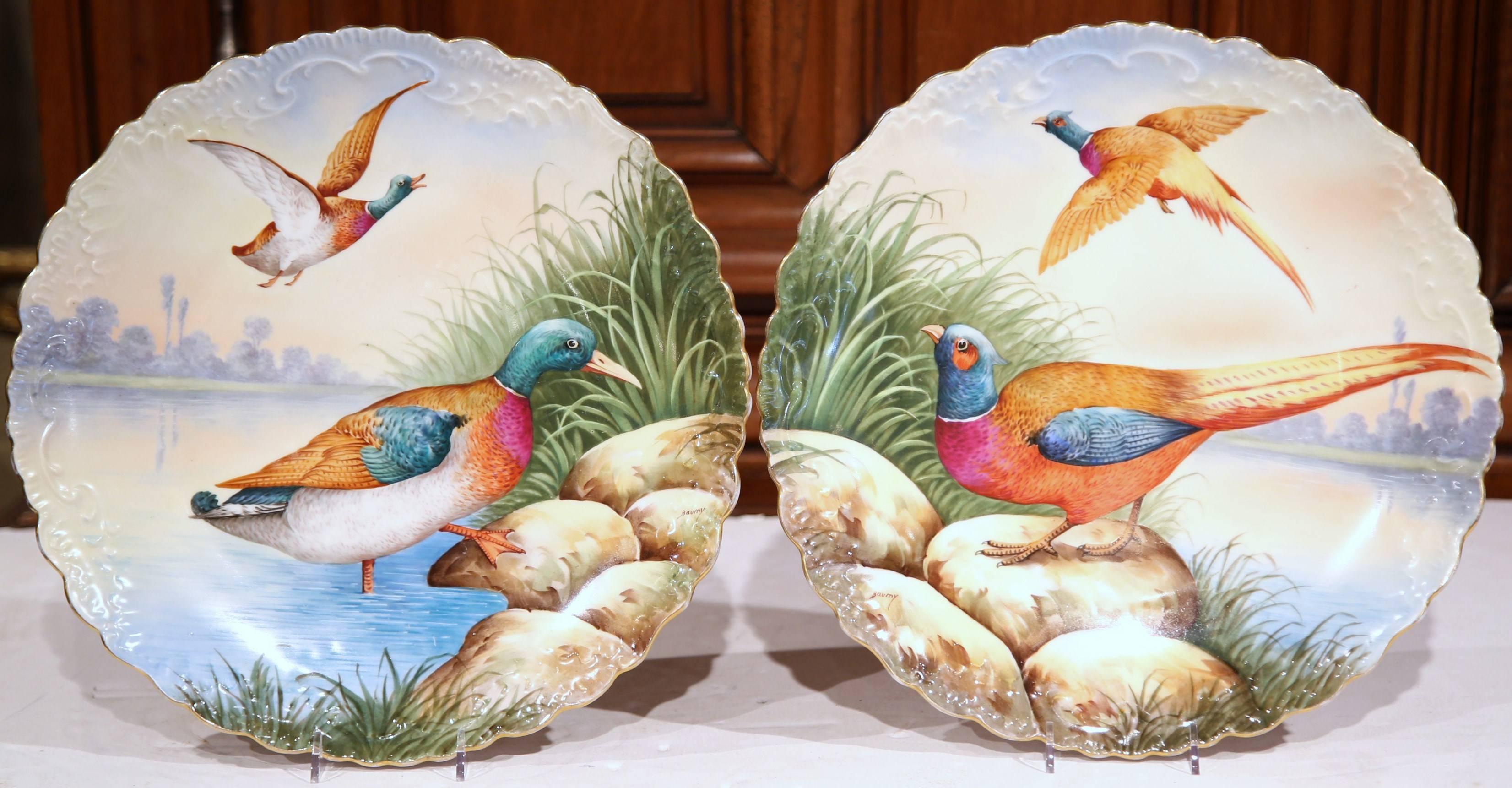 Hand-Crafted Pair of 19th Century French Hand-Painted Porcelain Birds Plates from Limoges