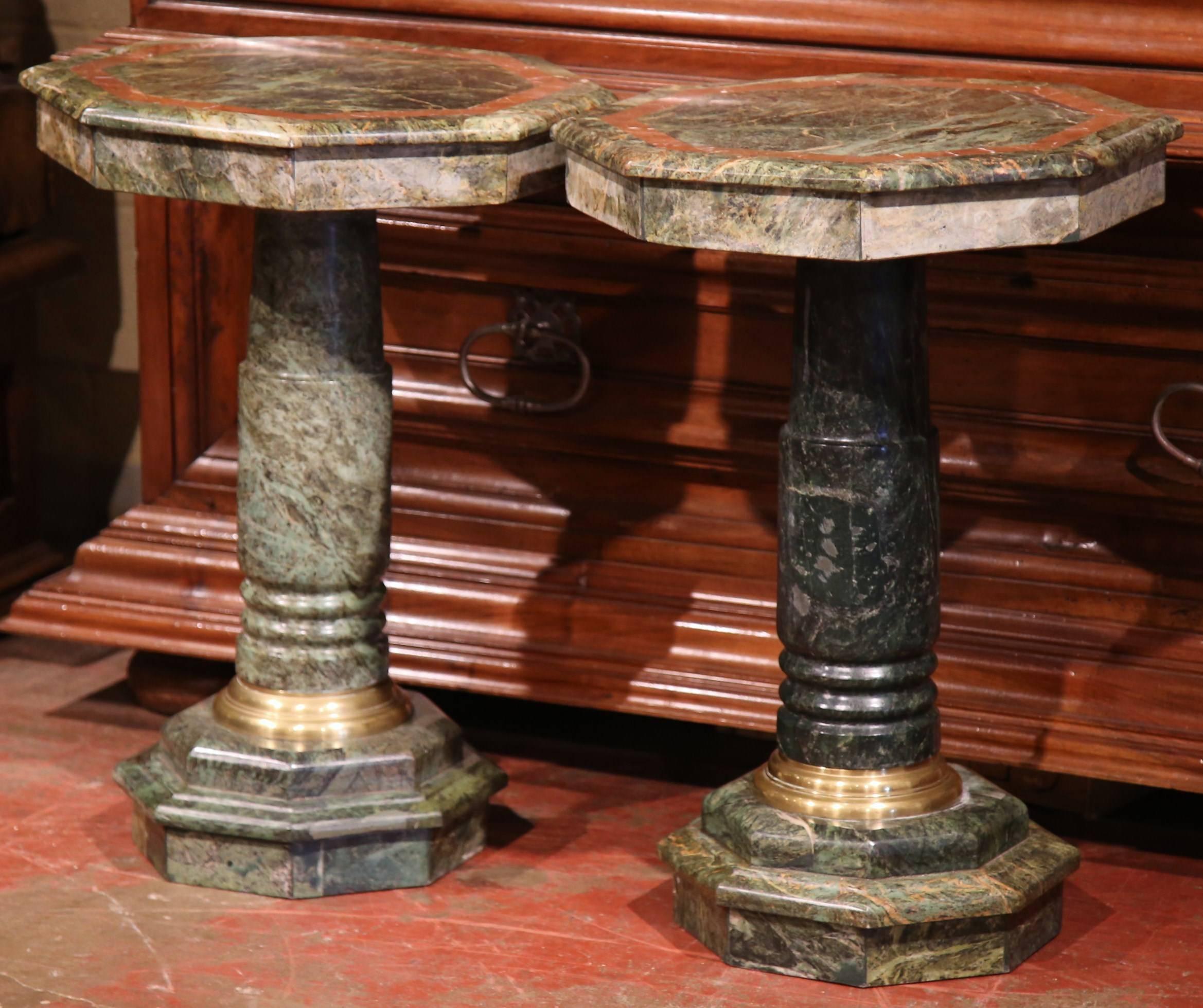 Pair of 19th Century Italian Carved Marble Octagonal Pedestal Side Tables (Handgeschnitzt)