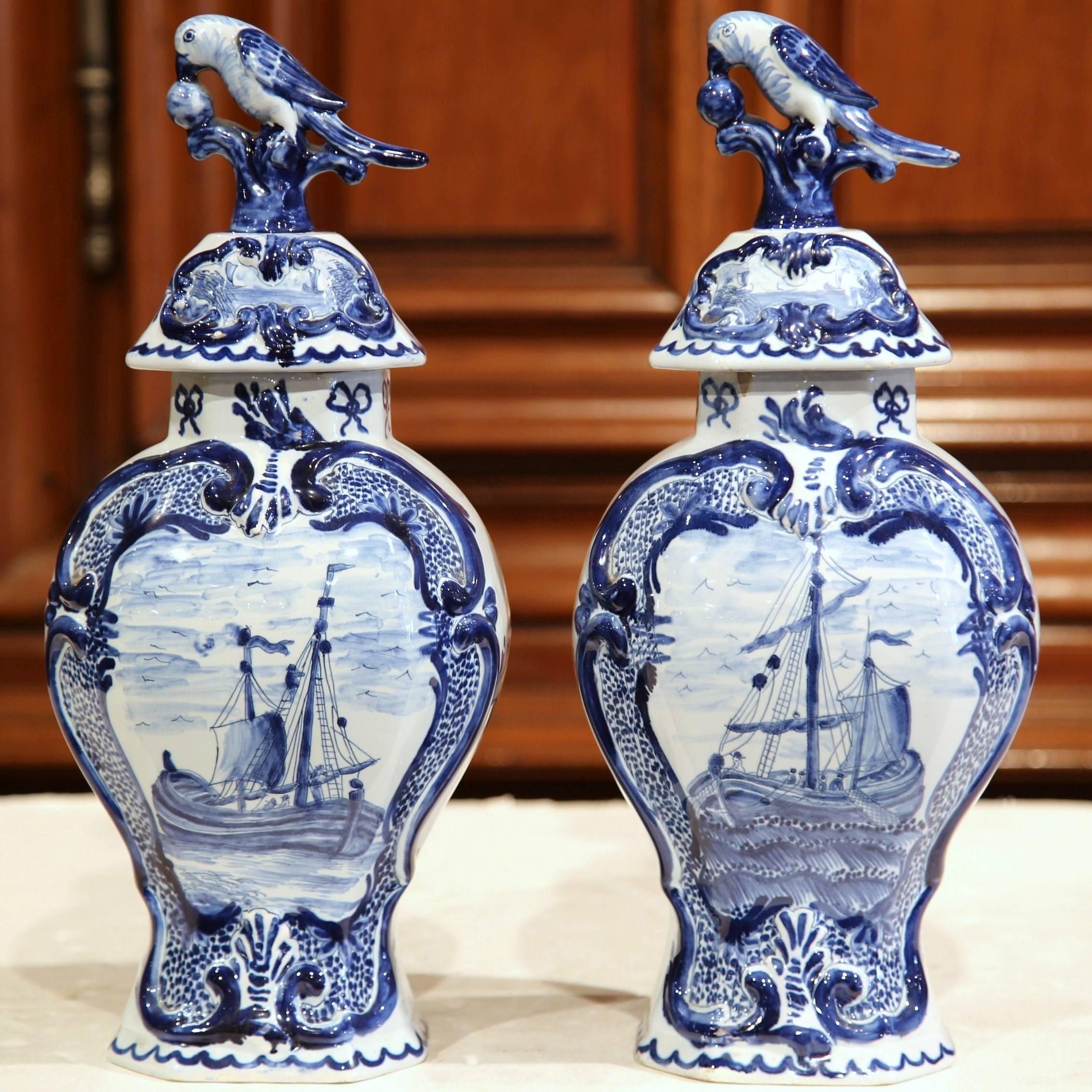 Pair of Early 20th Century Blue and White Porcelain Delft Vases with Lids In Good Condition In Dallas, TX