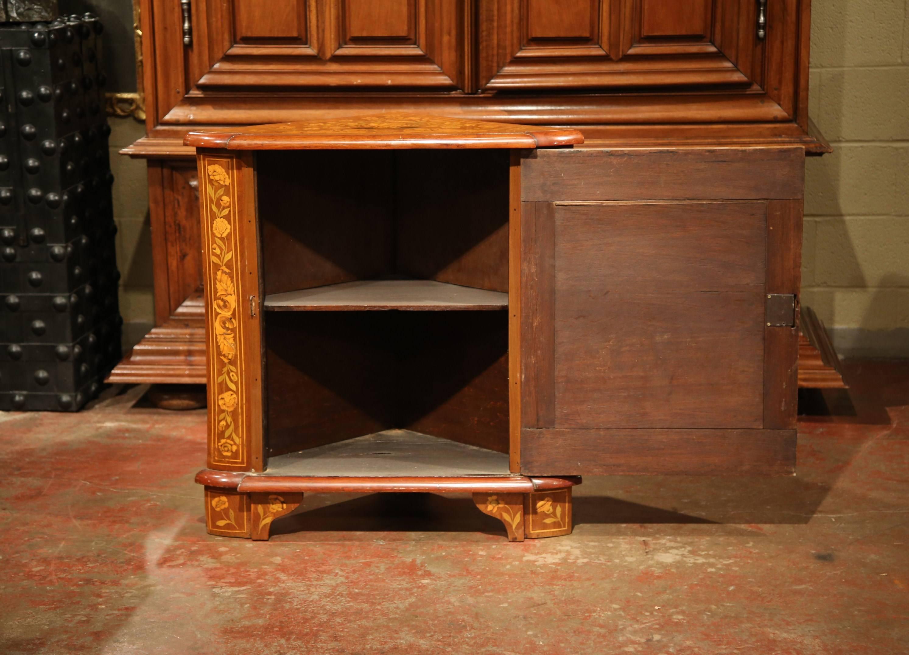 Early 19th Century Dutch Walnut Marquetry Corner Cabinet with Inlay Decor In Excellent Condition In Dallas, TX