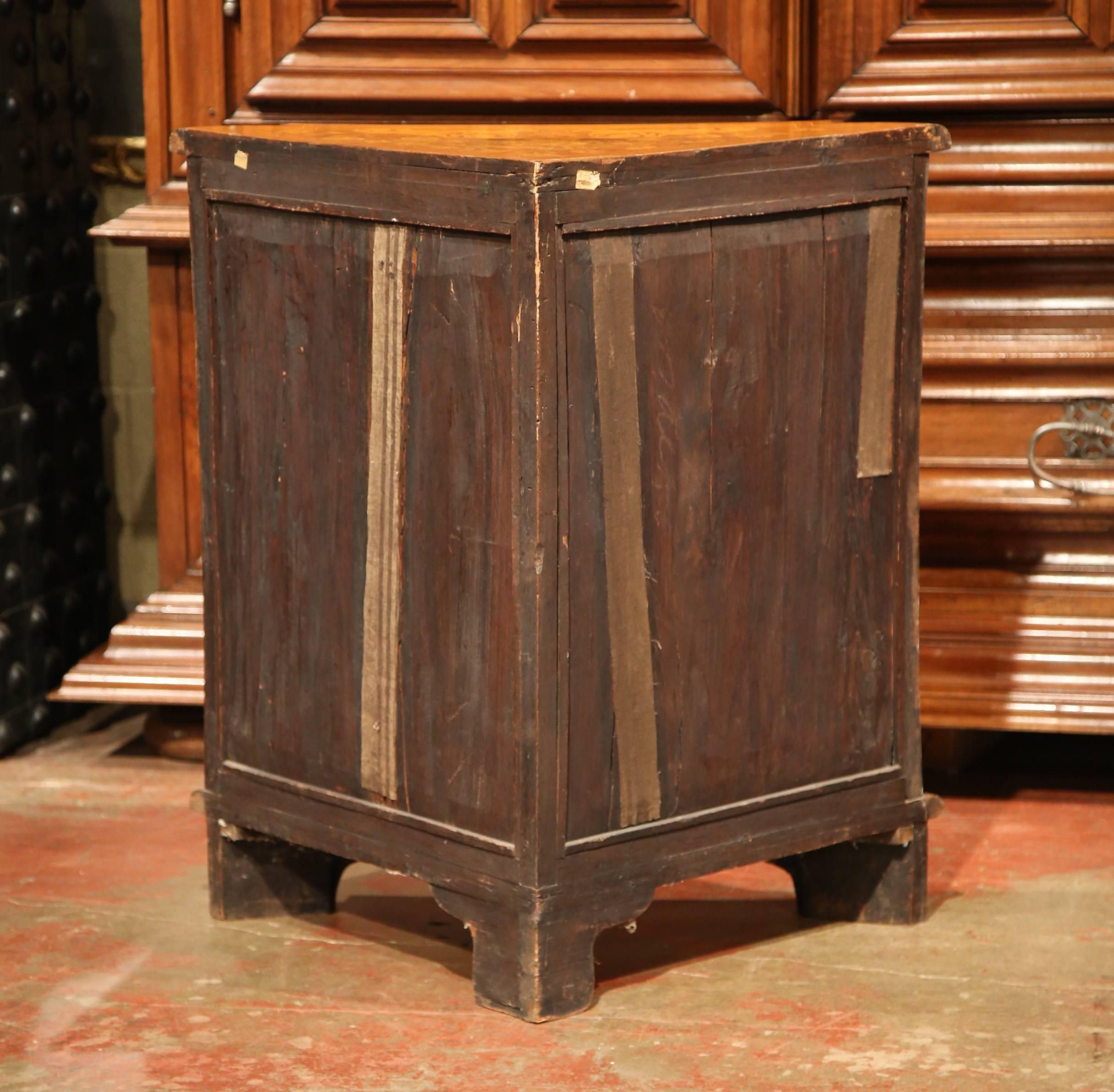 Early 19th Century Dutch Walnut Marquetry Corner Cabinet with Inlay Decor 4