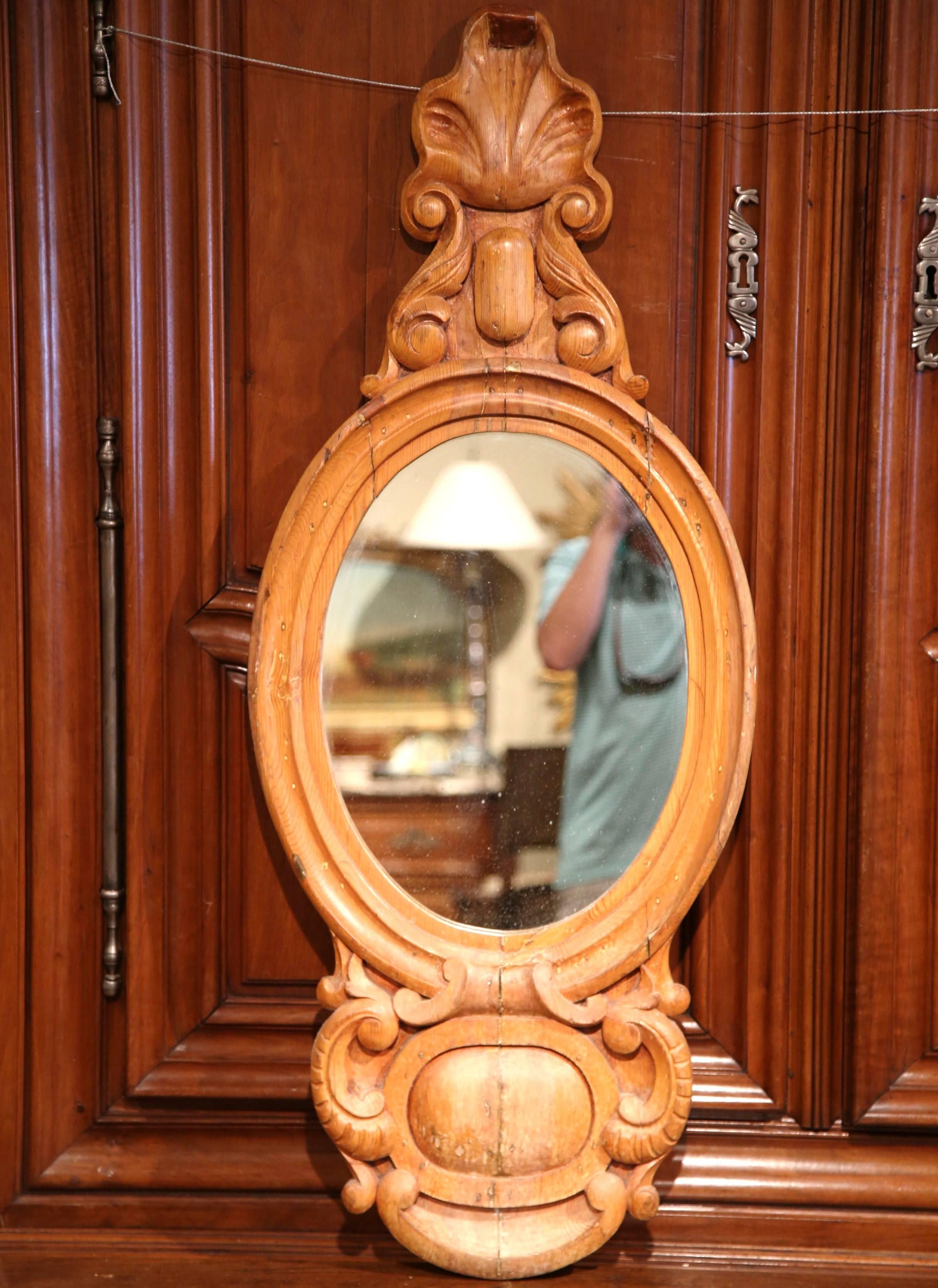 19th Century English Carved Pine Oval Wall Mirror with Shell Motif In Excellent Condition In Dallas, TX