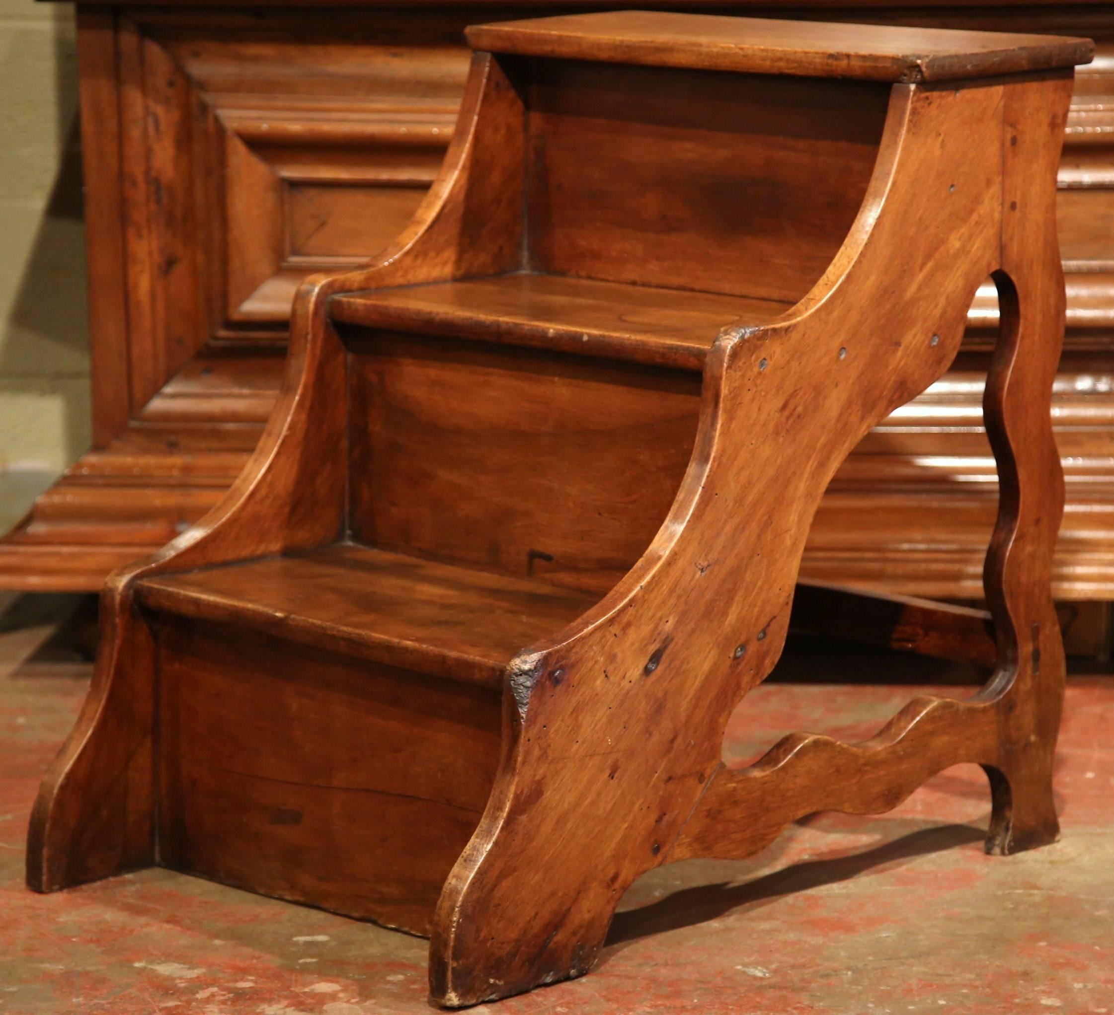 Early 19th Century Louis XIII French Carved Walnut Library Three-Step Ladder In Excellent Condition In Dallas, TX