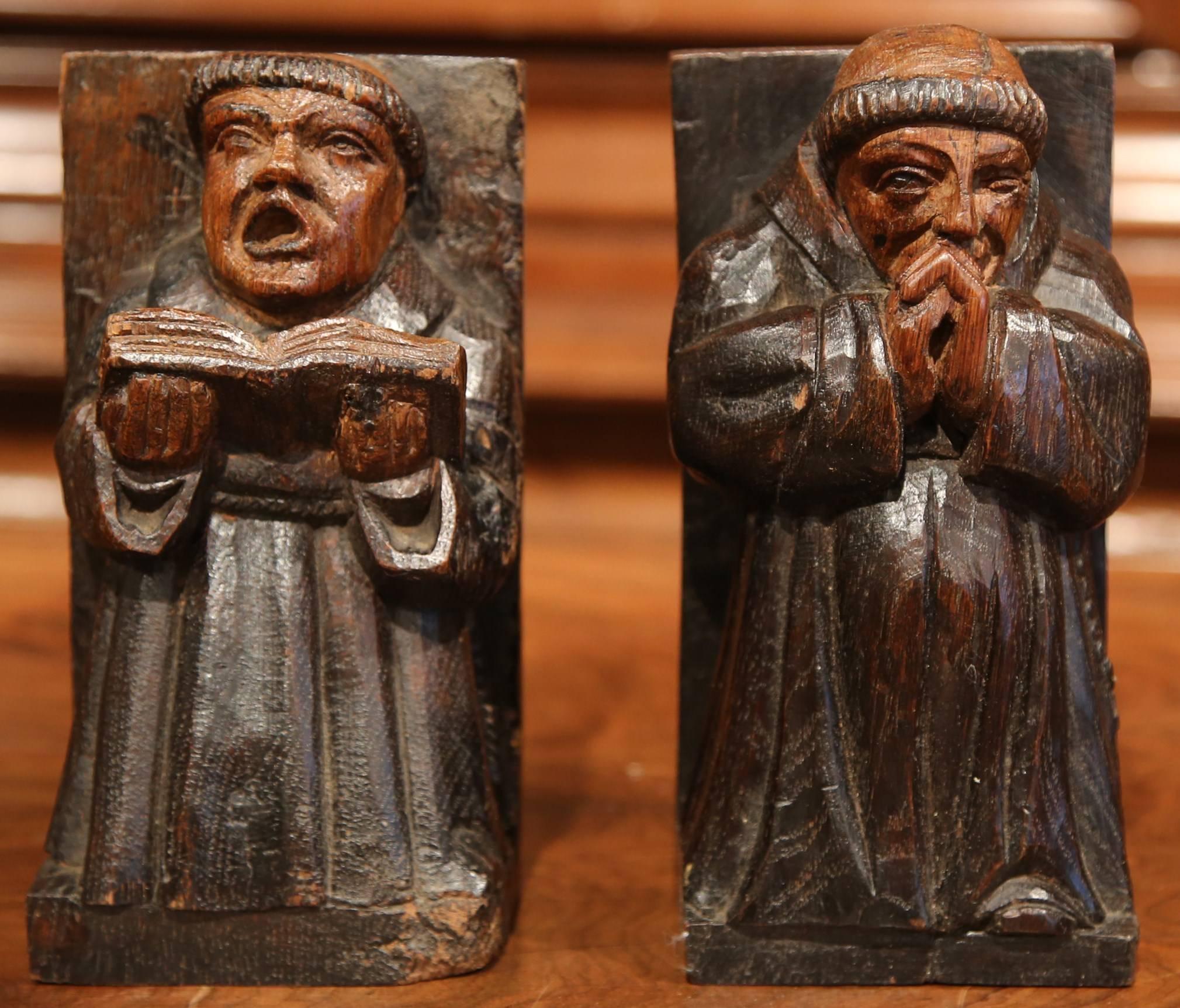 Pair of 18th Century Spanish Carved Oak Monk Figures Bookends In Excellent Condition In Dallas, TX
