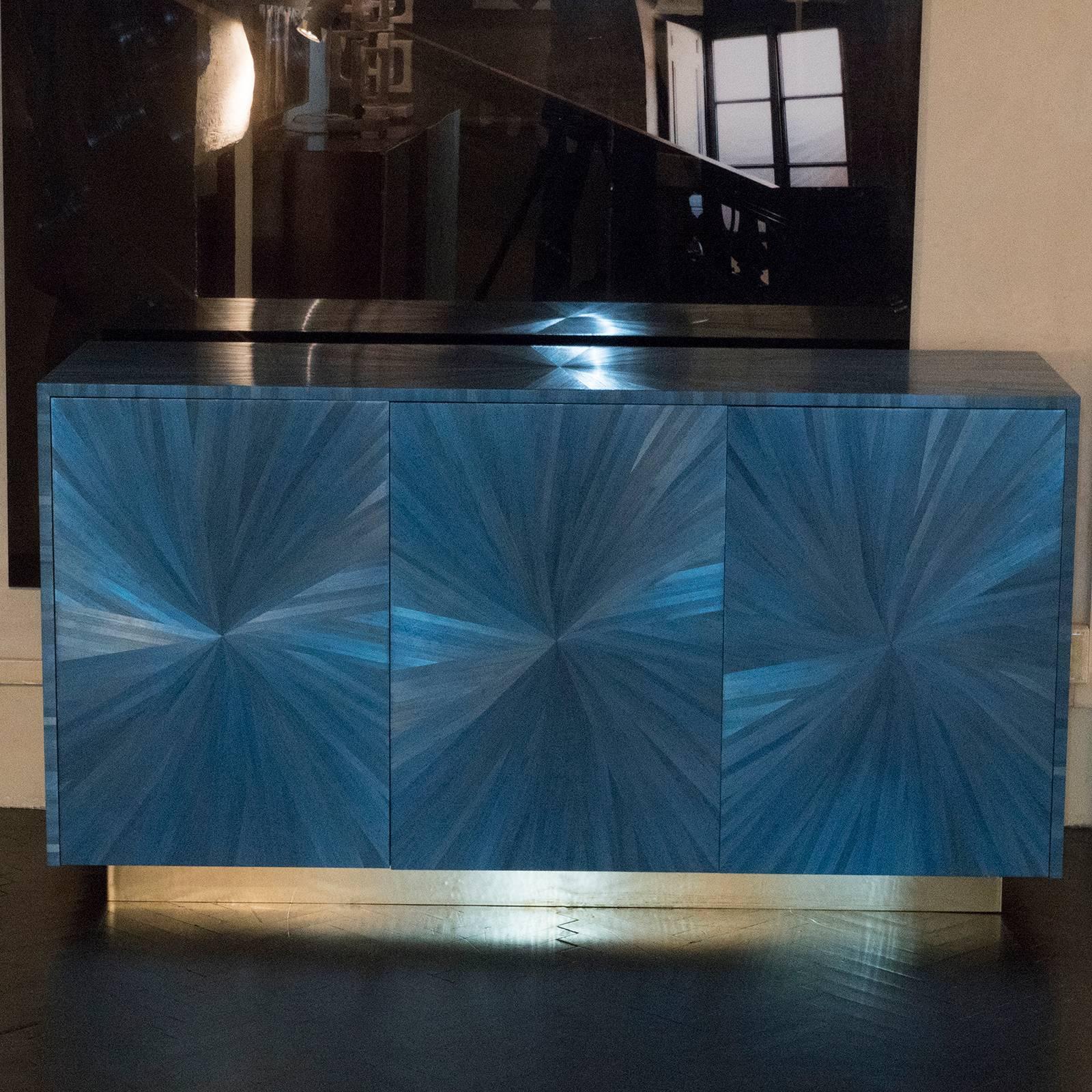 One of a kind blue straw marquetry piece by Jules Labrouche exclusively for Flair Florence, inlaid iridescent pattern, natural brass base.